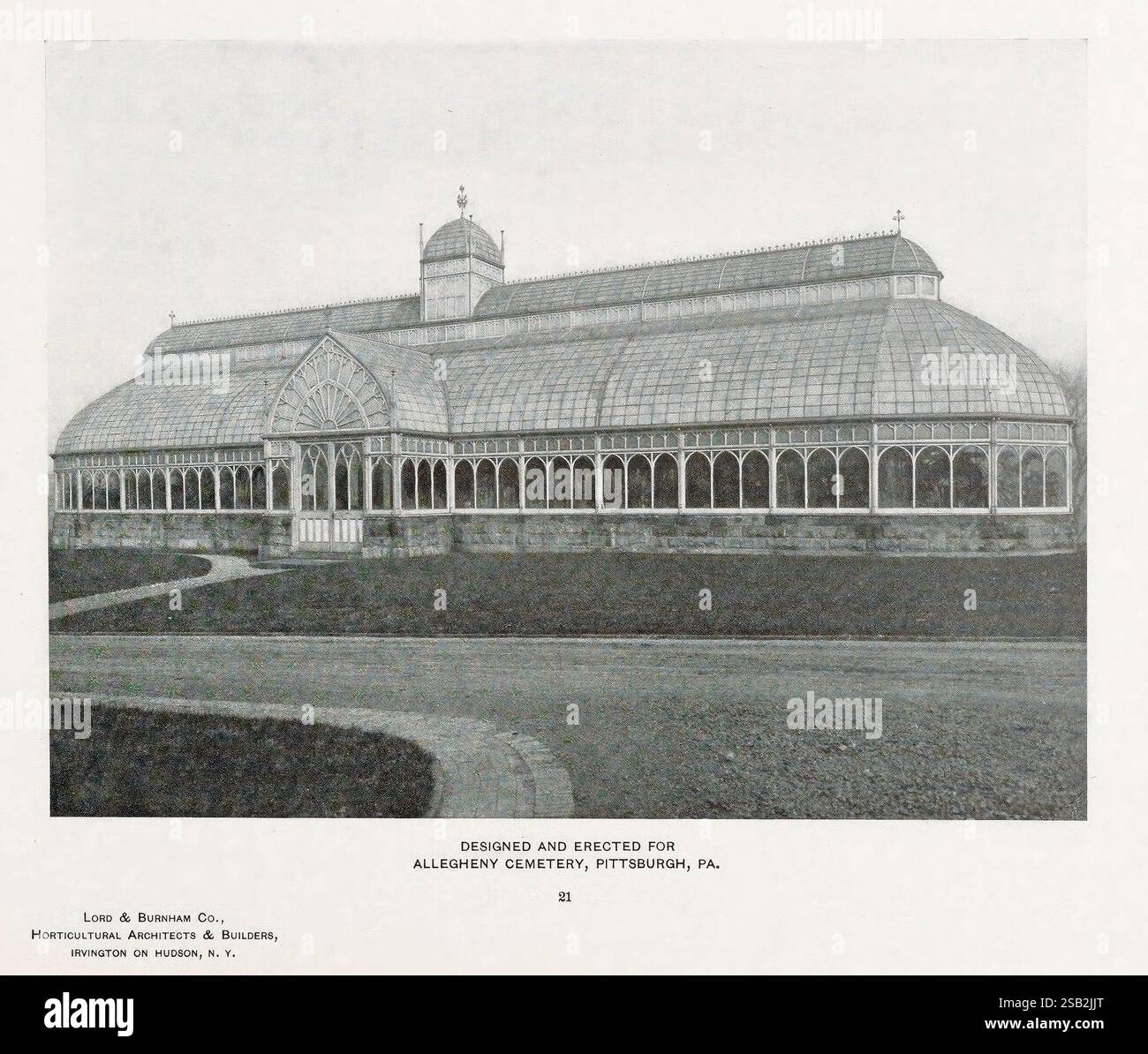 Catalogo delle serre Irvington, N. Y, l'azienda, c1903. Cataloghi serre Lord Burnham Co, Una grande struttura a serra caratterizzata da una combinazione di intricati elementi architettonici e ampi pannelli di vetro, che presentano una prominente cupola centrale e finestre ad arco. Il design riflette un'armoniosa miscela di funzionalità e fascino estetico, situato in un'area paesaggistica con un percorso curvo in primo piano. Questo imponente edificio è stato progettato e costruito appositamente per il cimitero Allegheny, situato a Pittsburgh, Pennsylvania, evidenziando il significato della natura e del monumento commemorativo Foto Stock