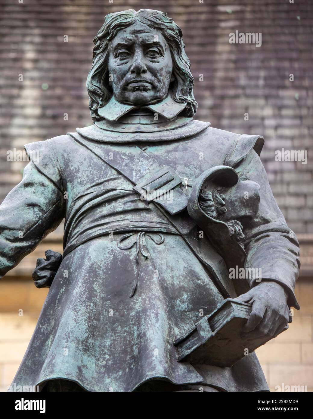 Londra, Regno Unito - 8 aprile 2024: Statua dello statista inglese e figura controversa Oliver Cromwell, situata fuori dal Parlamento di Londra Foto Stock
