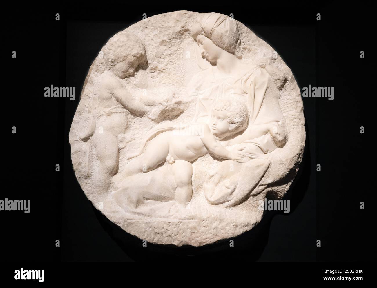 Michelangelo; il tondo Taddei - la Vergine con il bambino e il bambino, San Giovanni Battista; scultura in marmo; 1504-5. Arte rinascimentale italiana del XVI secolo Foto Stock