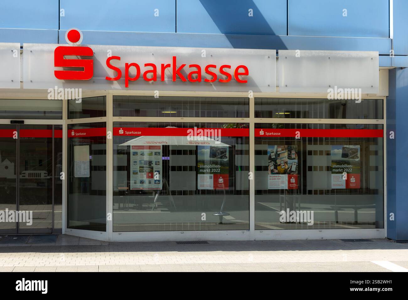 Neuwied, Germania - 12 giugno 2022: Facciata e vetrina del thrift tedesco "Sparkasse" con la scritta e il logo Foto Stock