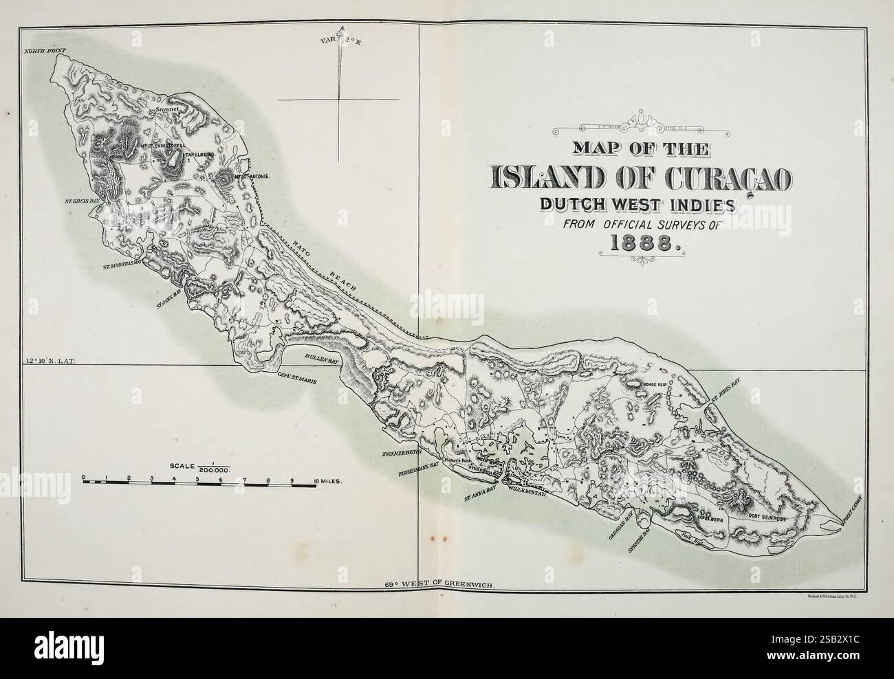 Un viaggio in volo ai tropici di Cambridge [Mass.] Riverside Press, 1895. Colombia, Curacao, Antille olandesi, descrizione e viaggi, storia naturale, mappe, Una mappa storica che mostra l'isola di Curacao, parte delle Indie occidentali olandesi, creata da indagini ufficiali condotte nel 1888. La mappa presenta un dettagliato profilo geografico dell'isola, evidenziandone la topografia, comprese le quote e i contorni. Importanti punti di riferimento, così come strade e insediamenti, sono contrassegnati, fornendo una visione del paesaggio e delle infrastrutture dell'isola durante la fine del XIX secolo. Il titolo in primo piano Foto Stock