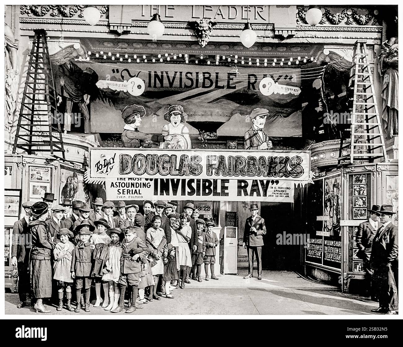 Il leader Theatre di Washington D.C. circa 1920 mostra folle in attesa di un'apparizione ospite del Douglas Fairbanks. Il serial fantascientifico Invisible Ray sta giocando insieme al muto western del 1916 The Return of Draw Egan. Foto Stock