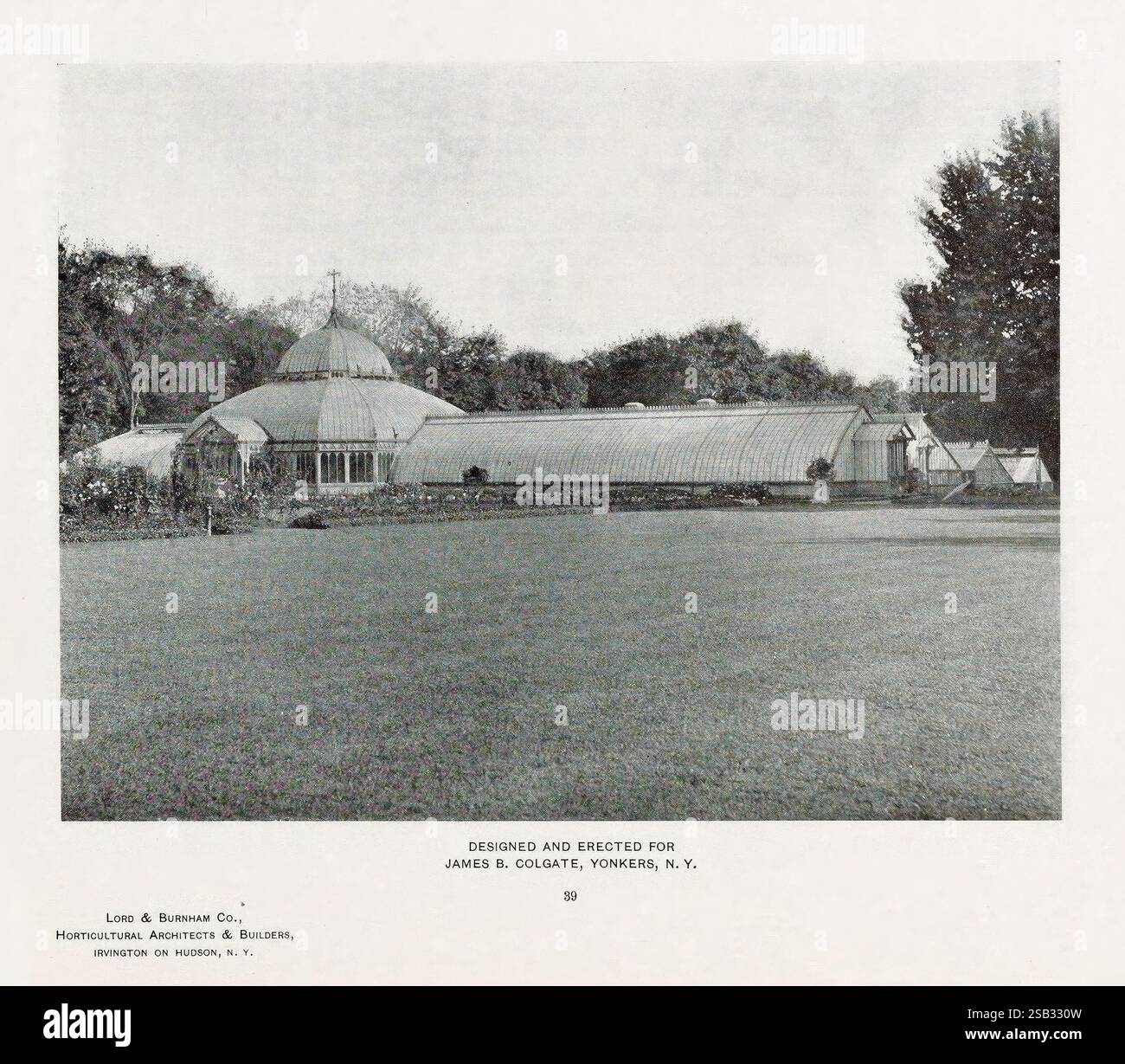 Catalogo delle serre Irvington, N. Y, l'azienda, c1903. Cataloghi serre Lord Burnham Co, Un complesso di serre splendidamente progettato che presenta vivaci elementi architettonici, tra cui una cupola in vetro prominente e strutture in vetro allungato. Circondato da una vegetazione lussureggiante, il layout enfatizza sia l'eleganza che la funzionalità, evidenziando l'evoluzione dell'architettura orticola. Questo ambiente non solo illustra l'importanza della luce naturale nella coltivazione delle piante, ma riflette anche la sensibilità estetica dell'epoca, mescolando natura e arte umana. La scena invita gli spettatori a farlo Foto Stock
