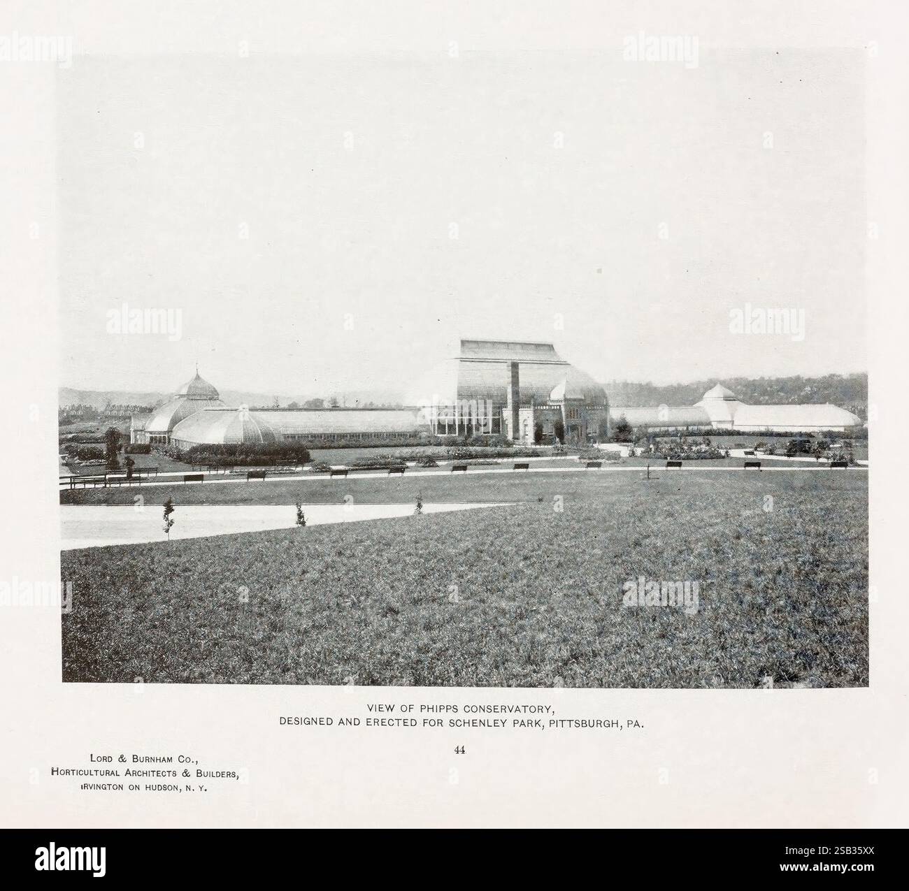 Catalogo delle serre, Irvington, N. Y, The Company, c1903, cataloghi, serre, Lord Burnham Co., la scena mostra l'ampia vista del Phipps Conservatory, una meraviglia architettonica annidata all'interno dello Schenley Park di Pittsburgh, Pennsylvania. La struttura, caratterizzata dalle sue grandi case di vetro e dal design intricato, funge da punto focale meraviglioso in mezzo a giardini meticolosamente paesaggistici. Intorno alla serra, le persone passeggiano piacevolmente attraverso lussureggianti prati verdi, godendosi l'ambiente sereno. Lo sfondo presenta dolci colline che ne esaltano l'ambiente pittoresco. La composizione complessiva Foto Stock