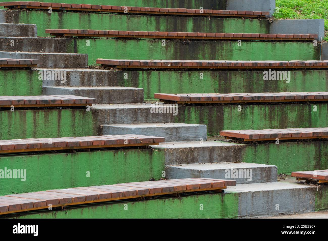 Stand silenziosi: Posti a sedere vuoti in legno tra le scale dello stadio Foto Stock