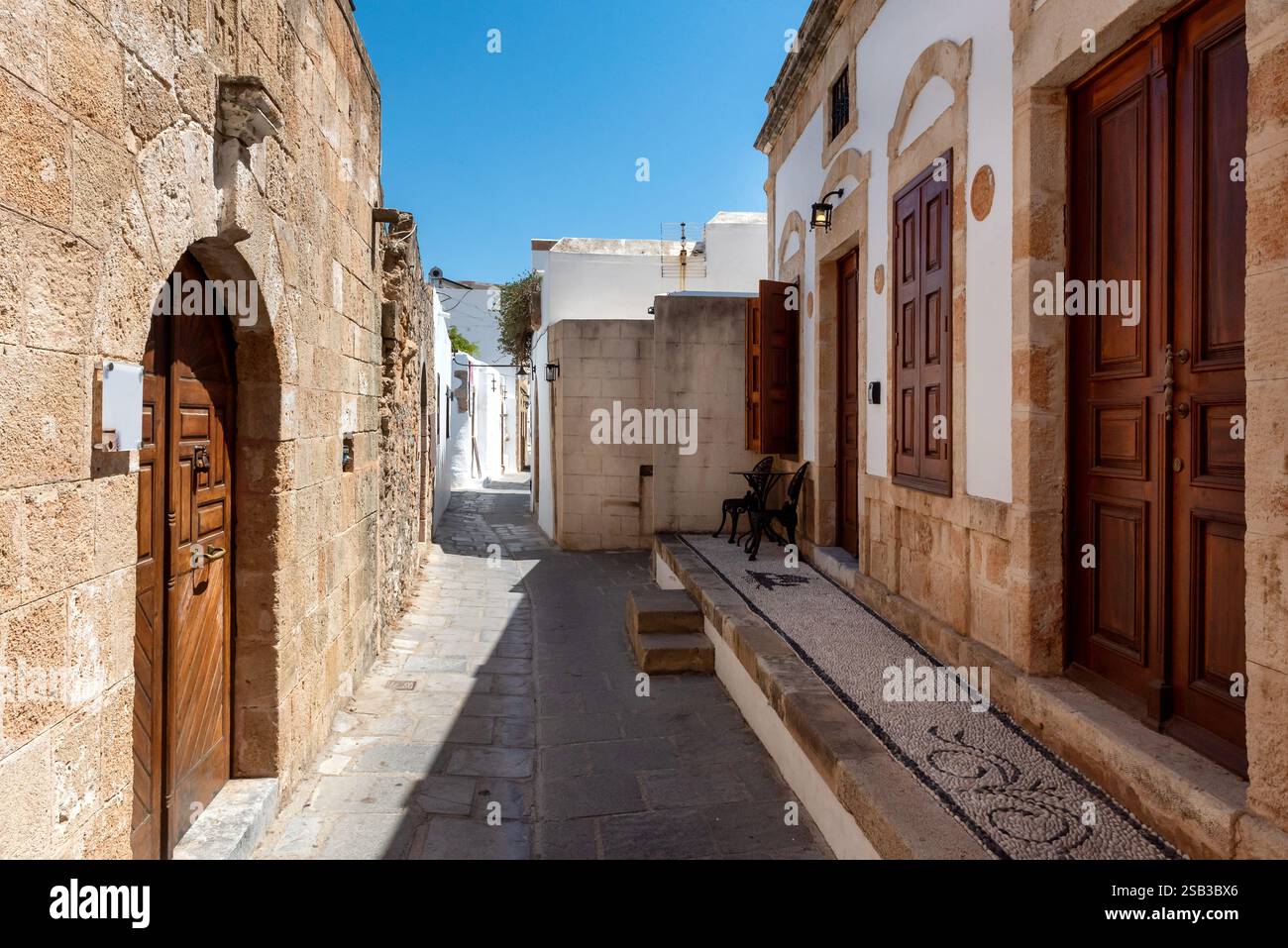 Splendida architettura medievale della città di Lindos a Rodi, Grecia. Foto Stock
