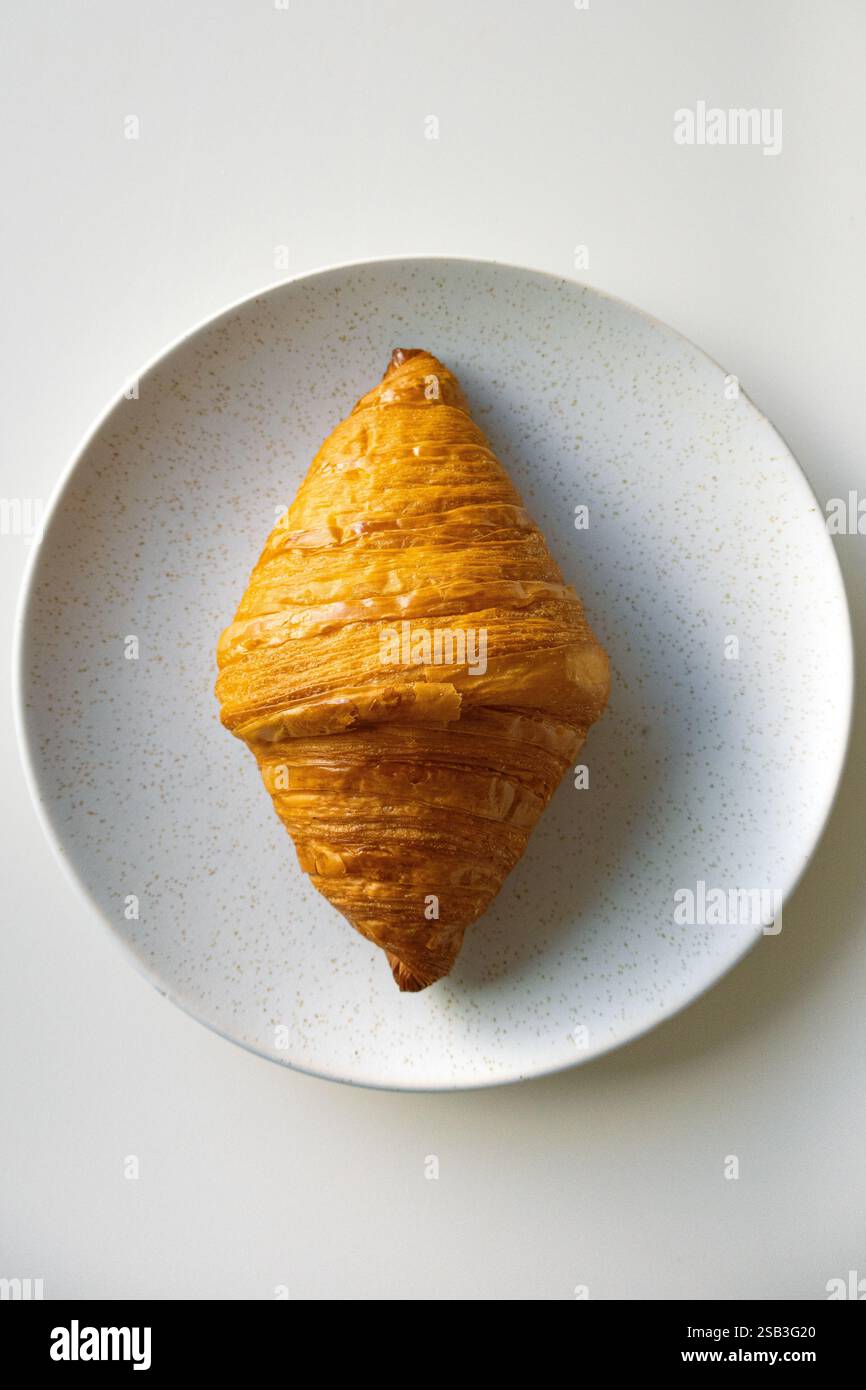 Pasticceria su un piatto bianco su un tavolo bianco Foto Stock