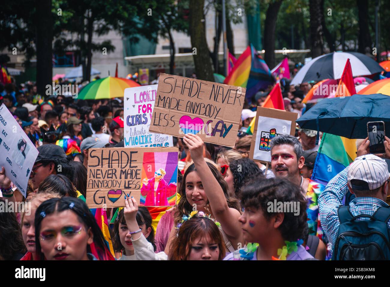 Messico, città del Messico, 29 giugno 2024, sfilata della comunità LGBT+ Pride a città del Messico. Poster spagnolo. Una giornata che celebra la diversità e l'uguaglianza. po Foto Stock