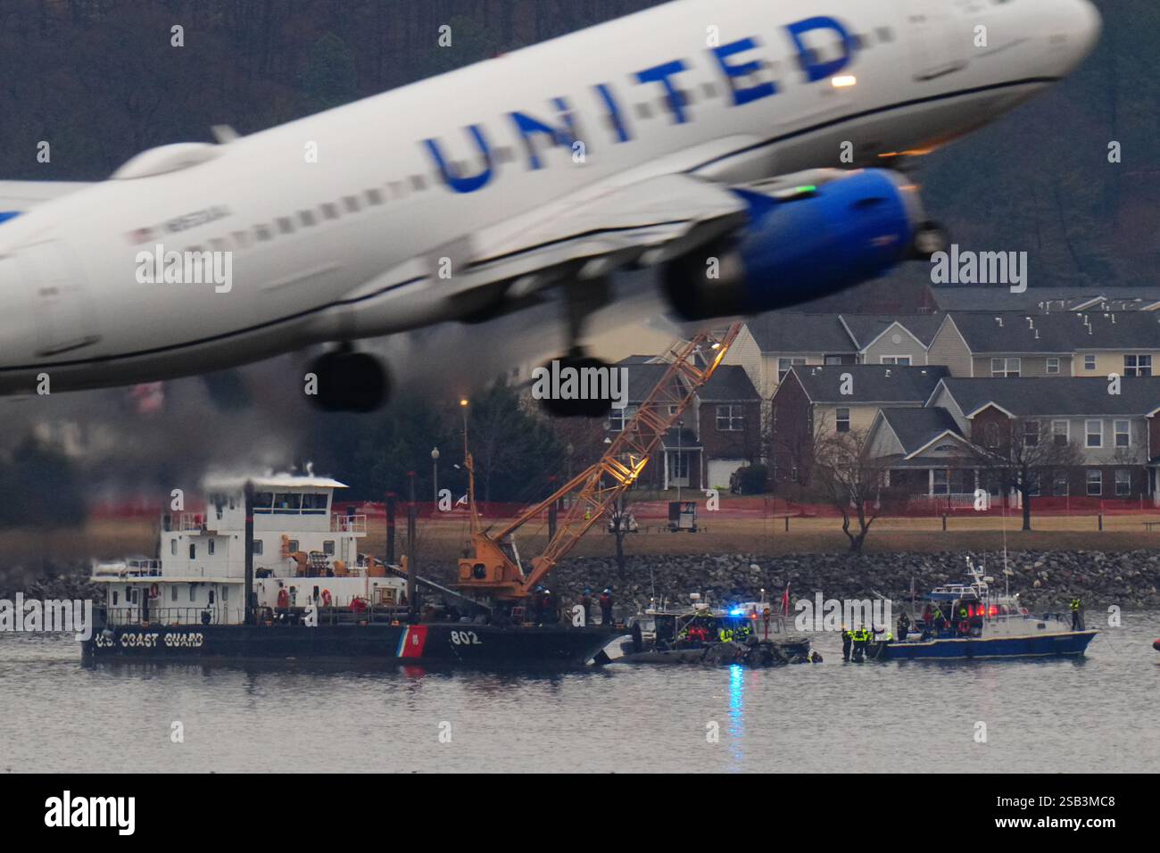 Washington, Stati Uniti. 31 gennaio 2025. Venerdì 31 gennaio 2025, a Washington DC, un aereo United decolla mentre gli equipaggi si preparano a sollevare un elicottero militare dal fiume Potomac all'aeroporto nazionale Reagan. Il volo American Eagle 5342 e un elicottero militare si scontrarono il 29 gennaio, senza sopravvissuti. Foto di Ken Cedeno/UPI credito: UPI/Alamy Live News Foto Stock