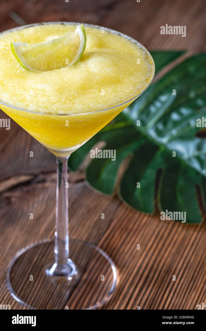 Daiquiri alla banana congelata con spicchio di lime Foto Stock