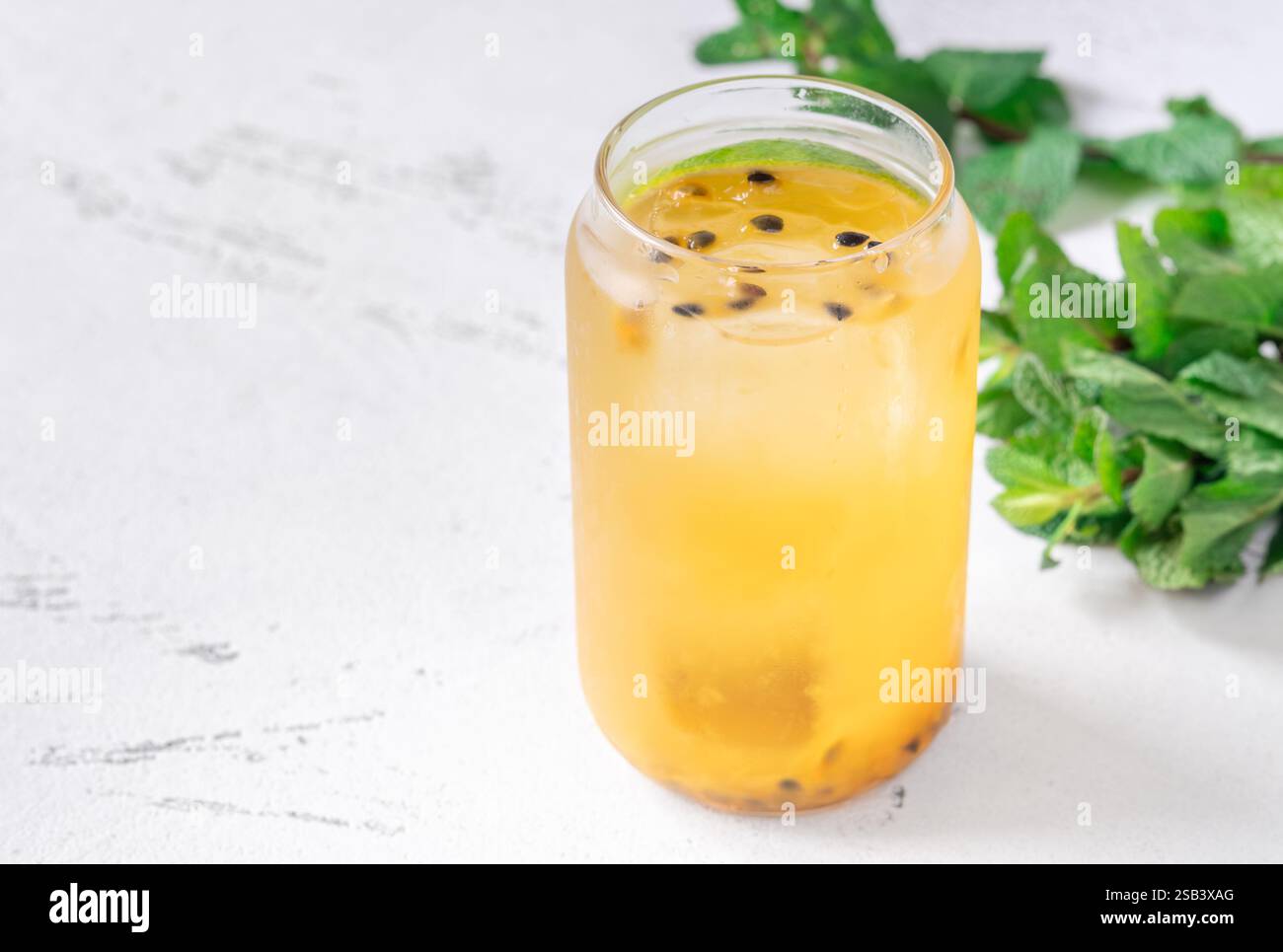 Esclusivo cocktail valzer Matilda con frutto della passione, gin, sauvignon blanc, curacao arancio Foto Stock