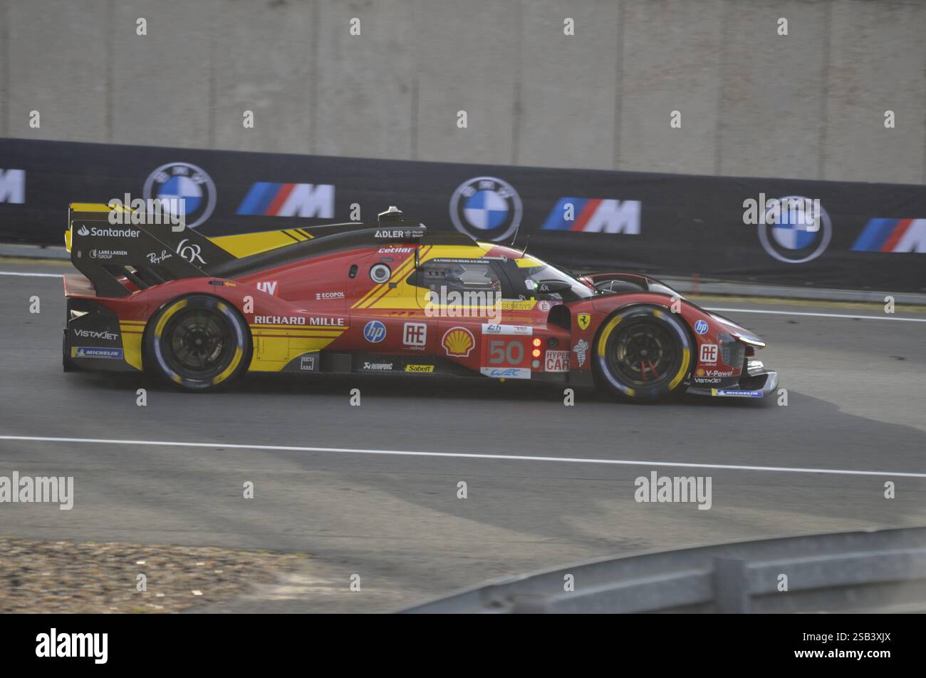 I lavori vincitori della gara sono entrati nella Ferrari F499P Hypercar di Antonio fuoco, Miguel Molina e Nicklas Nielsen esce da Esses alla 24 ore di le Mans 2024 Foto Stock