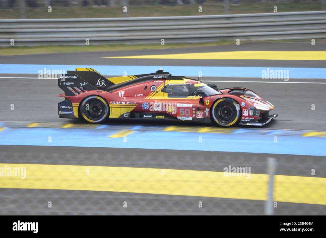 I lavori vincitori della gara sono entrati nella Ferrari F499P Hypercar di Antonio fuoco, Miguel Molina e Nicklas Nielsen a Tertre Rouge alla 24 ore di le Mans 2024 Foto Stock