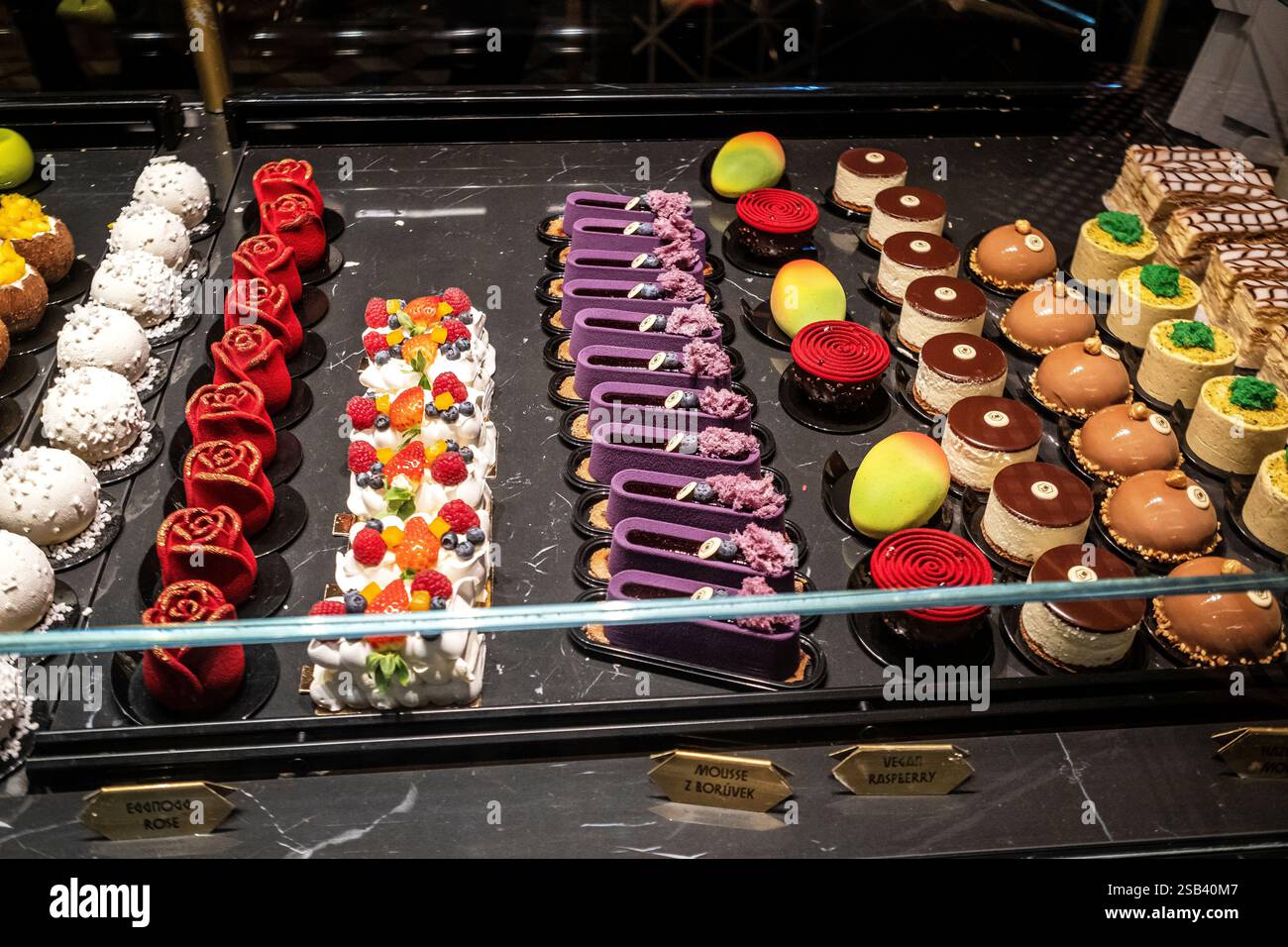 Pasticcini nel caffè del Museo ceco del cubismo (Casa della Madonna Nera) a Praga, Repubblica Ceca Foto Stock