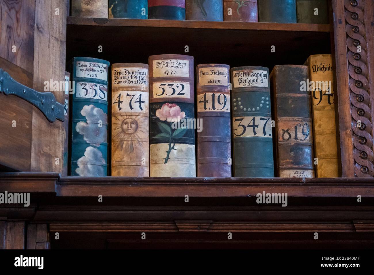 Libri del XVIII secolo dipinti con colori nella biblioteca del Castello di Praga Foto Stock