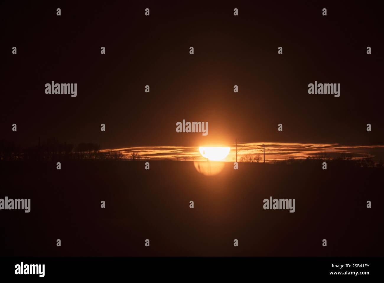 Tramonto dal finestrino di un treno in movimento Foto Stock