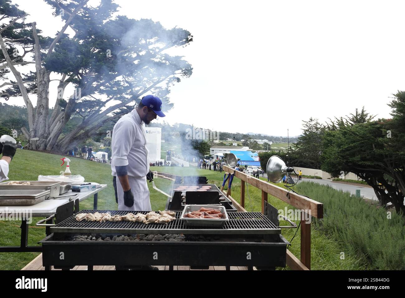 Pebble Beach, Stati Uniti. 31 gennaio 2025. Pebble Beach, California, Stati Uniti d'America - 31 gennaio 2025 hot dog e hamburger all'ora di pranzo per gli appassionati aziendali durante il secondo giorno dell'AT&T Pebble Beach Pro-Am (evento di golf PGA Tour Signature) che si svolge sul famoso campo da golf di Spyglass Hill, California, credito USAS: Motofoto/Alamy Live News Foto Stock