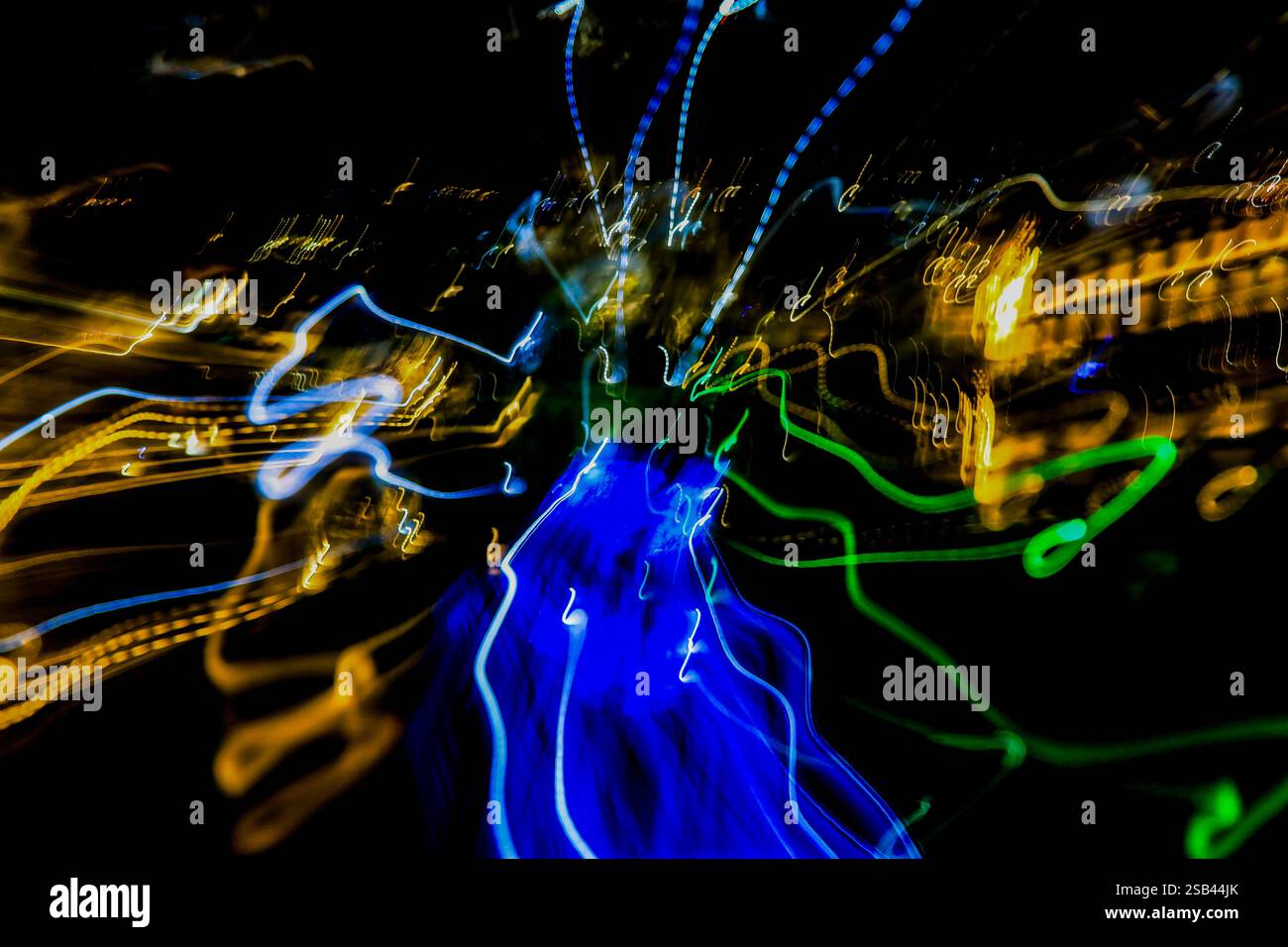 Una lunga esposizione di una piscina di notte cattura vorticose tracce di luce astratte contro un cielo nero scuro Foto Stock