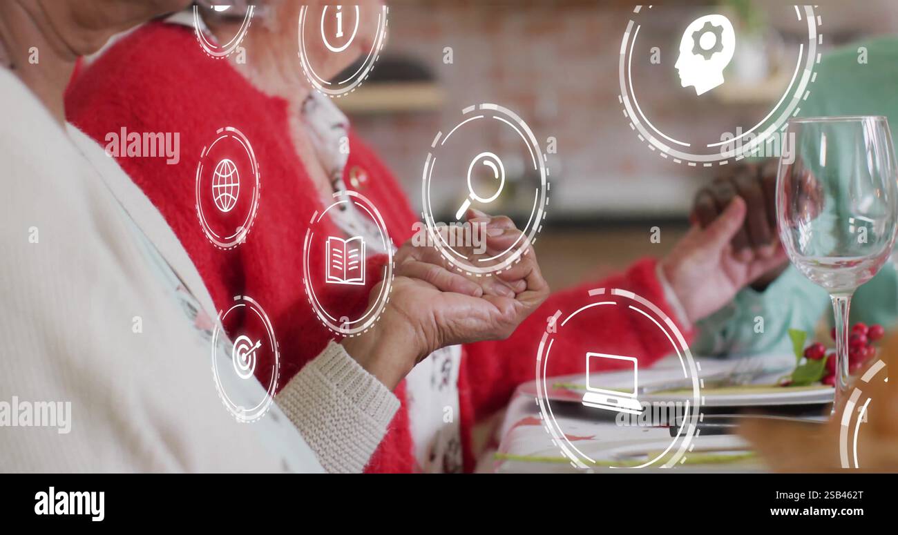 Le icone che rappresentano l'istruzione, la tecnologia e gli obiettivi si sovrappongono ai pasti degli anziani Foto Stock