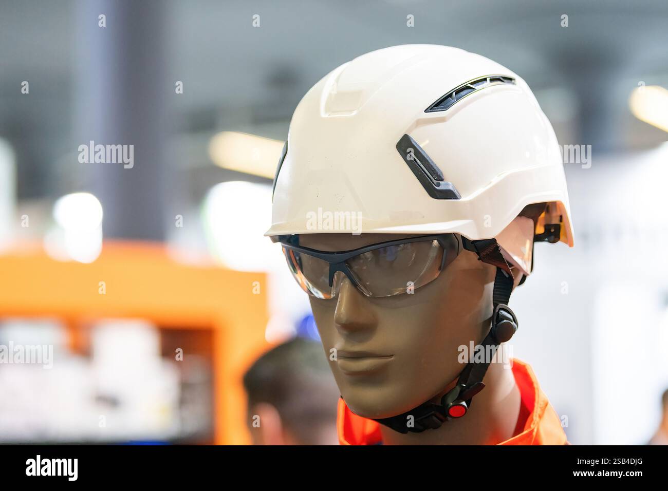 Manichino con dispositivi di protezione individuale (DPI) dotati di equipaggiamento di sicurezza essenziale, tra cui elmetto e occhiali di sicurezza colorati. Ideale per la presentazione di attrezzature per la costruzione o la sicurezza industriale. Foto Stock