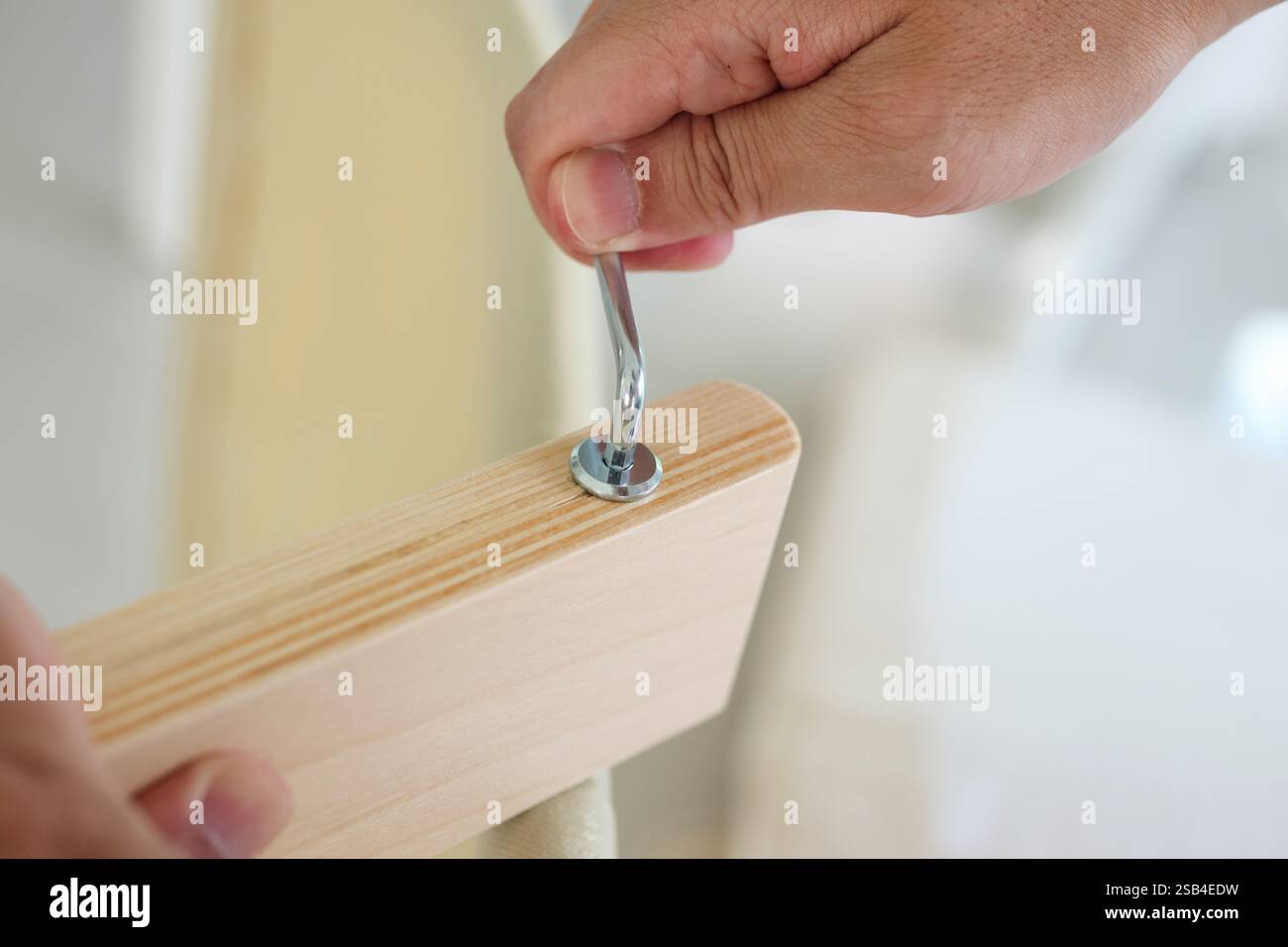 Montaggio di mobili in legno a casa utilizzando una vite a brugola Foto Stock