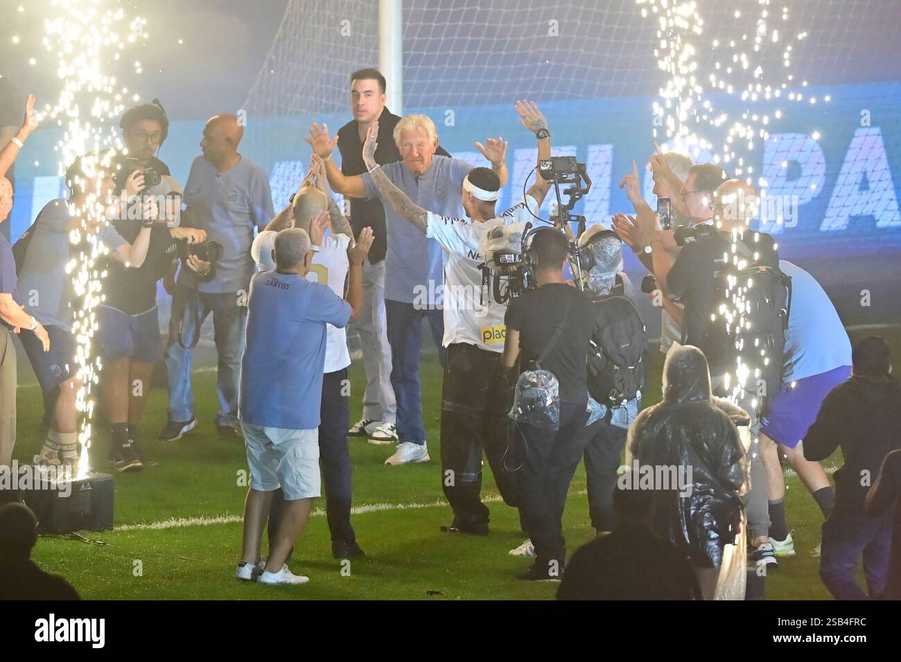 São Paulo (SP), 31/01/2025 - calcio/NEYMAR-JR - presentazione Neymar Jr - il giocatore Neymar Jr, viene presentato come giocatore Santos, in un evento tenutosi allo stadio Vila Belmiro, a Santos, nel pomeriggio di questo venerdì 31. Il giocatore era con AL-Hilal in Arabia Saudita. (Foto: Eduardo Carmim/Alamy Live News) Foto Stock