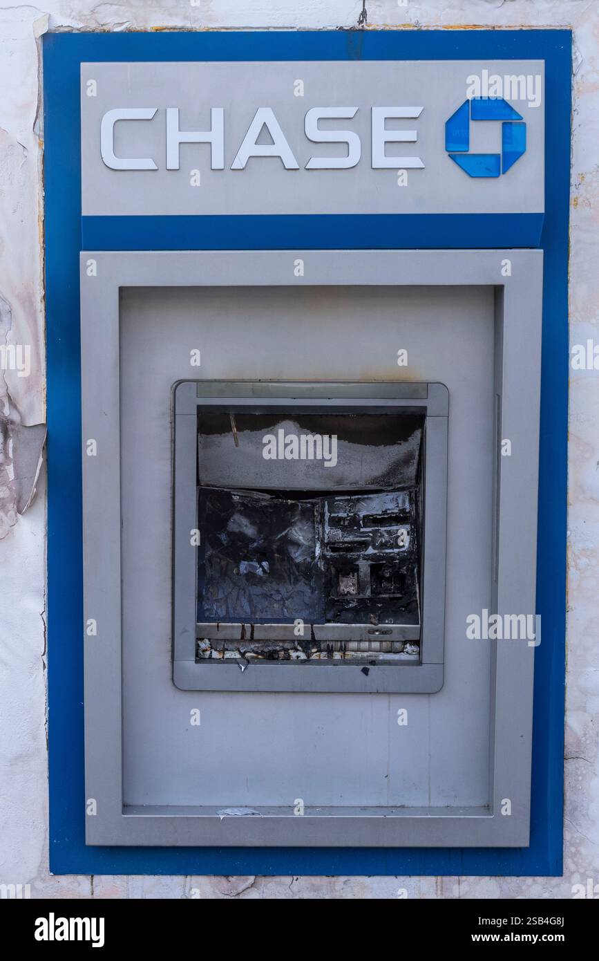 Los Angeles, California, Stati Uniti. 31 gennaio 2025. Un bancomat della Chase Bank è stato danneggiato dall'incendio di Palisades a Pacific Palisades, quartiere di Los Angeles, il 31 gennaio 2025. (Credit Image: © Ringo Chiu/ZUMA Press Wire) SOLO PER USO EDITORIALE! Non per USO commerciale! Foto Stock