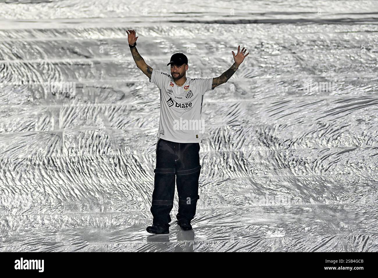 São Paulo (SP), 31/01/2025 - calcio/NEYMAR-JR - presentazione Neymar Jr - il giocatore Neymar Jr, viene presentato come giocatore Santos, in un evento tenutosi allo stadio Vila Belmiro, a Santos, nel pomeriggio di questo venerdì 31. Il giocatore era con AL-Hilal in Arabia Saudita. (Foto: Eduardo Carmim/Alamy Live News) Foto Stock