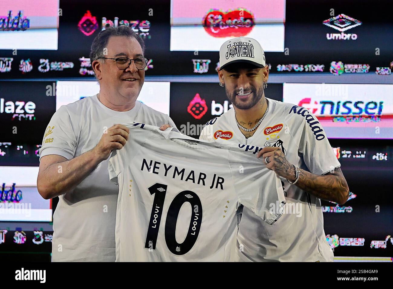 São Paulo (SP), 31/01/2025 - calcio/NEYMAR-JR - presentazione Neymar Jr - il giocatore Neymar Jr, viene presentato come giocatore Santos, in un evento tenutosi allo stadio Vila Belmiro, a Santos, nel pomeriggio di questo venerdì 31. Il giocatore era con AL-Hilal in Arabia Saudita. (Foto: Eduardo Carmim/Alamy Live News) Foto Stock