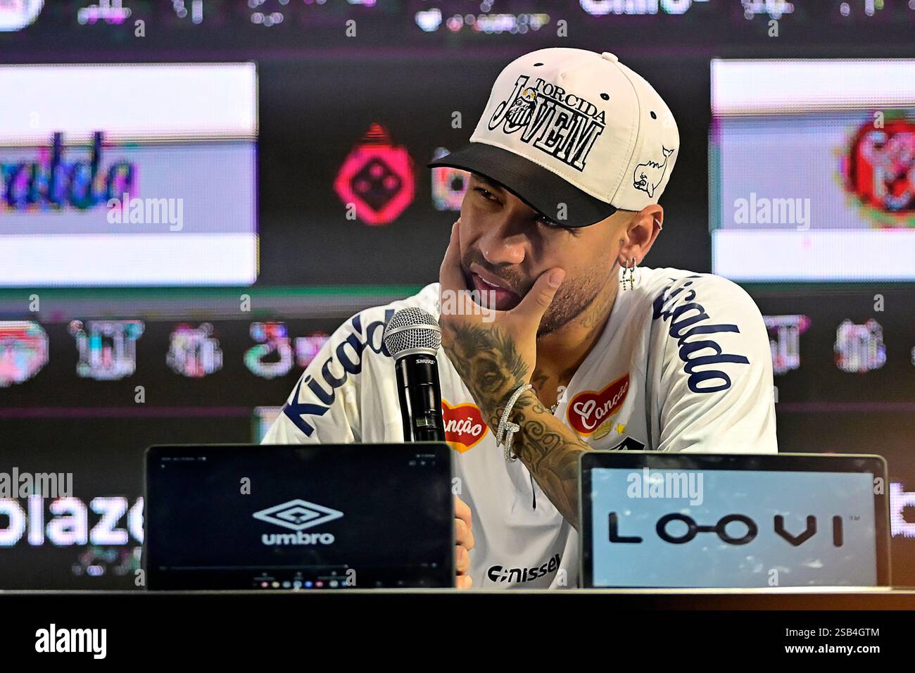São Paulo (SP), 31/01/2025 - calcio/NEYMAR-JR - presentazione Neymar Jr - il giocatore Neymar Jr, viene presentato come giocatore Santos, in un evento tenutosi allo stadio Vila Belmiro, a Santos, nel pomeriggio di questo venerdì 31. Il giocatore era con AL-Hilal in Arabia Saudita. (Foto: Eduardo Carmim/Alamy Live News) Foto Stock