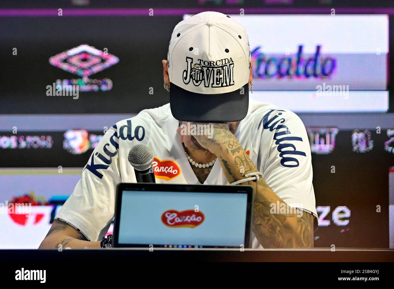 São Paulo (SP), 31/01/2025 - calcio/NEYMAR-JR - presentazione Neymar Jr - il giocatore Neymar Jr, viene presentato come giocatore Santos, in un evento tenutosi allo stadio Vila Belmiro, a Santos, nel pomeriggio di questo venerdì 31. Il giocatore era con AL-Hilal in Arabia Saudita. (Foto: Eduardo Carmim/Alamy Live News) Foto Stock