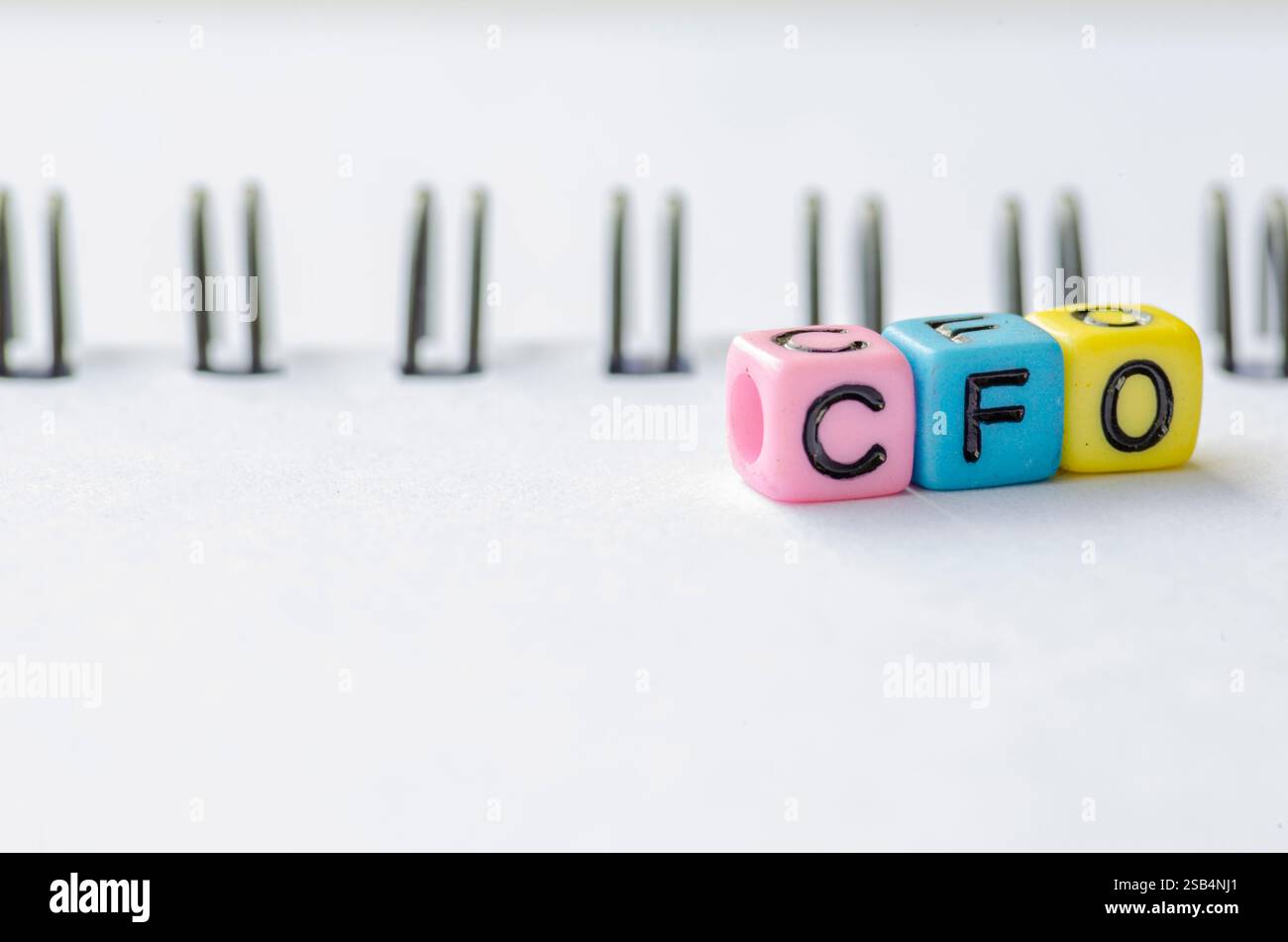 Testo del CFO su colorate perline alfabetiche in plastica che rappresentano il Chief Financial Officer Foto Stock