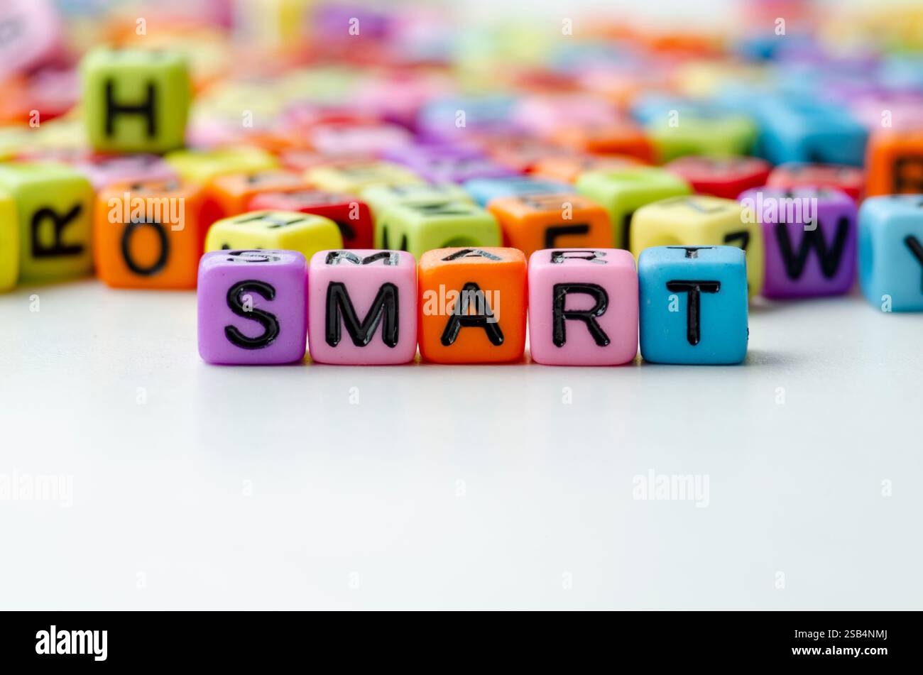 Testo INTELLIGENTE su perline di plastica colorate che rappresentano specifiche, misurabili, realizzabili, pertinenti e vincolate al tempo. Foto Stock