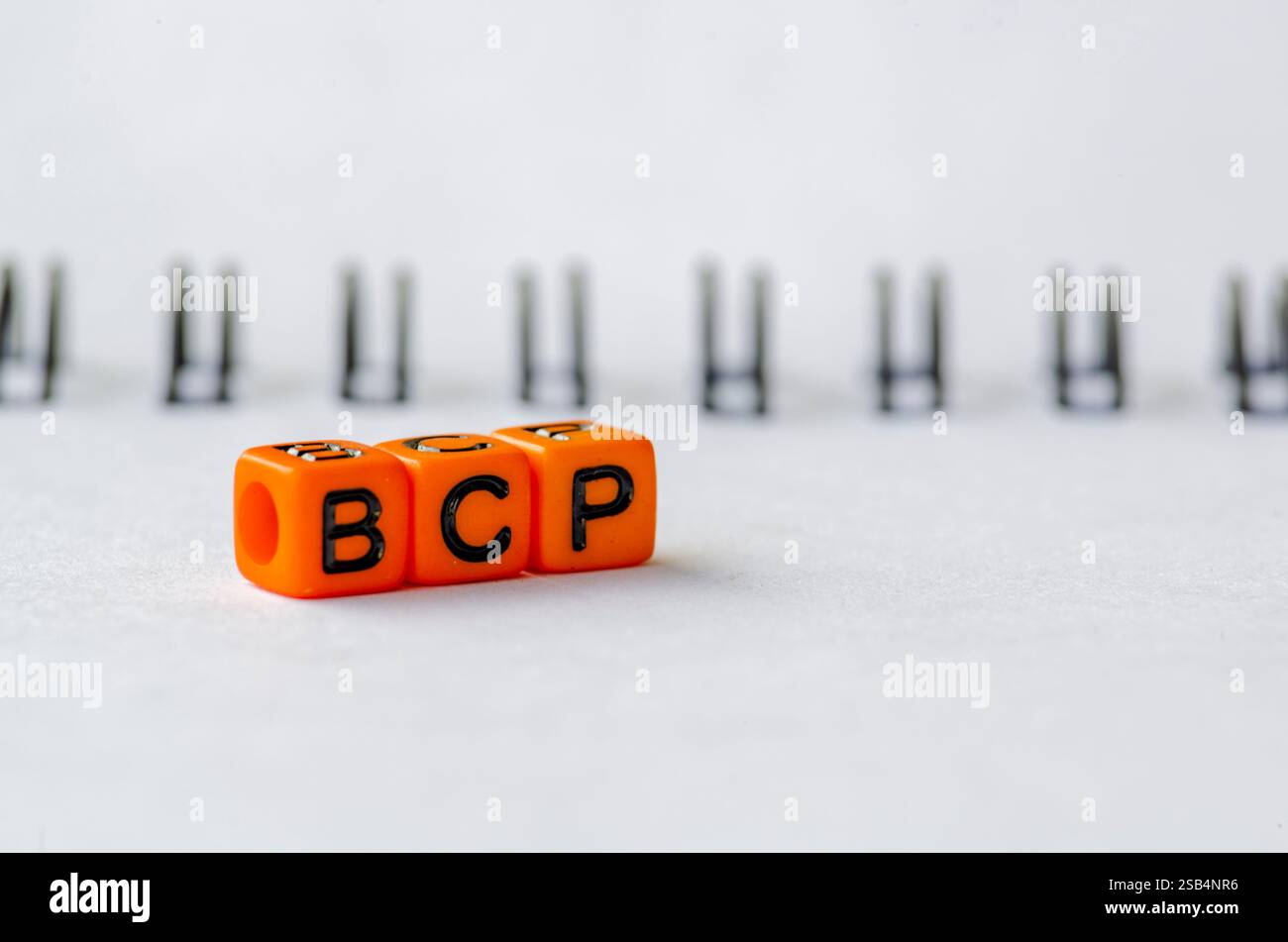 Testo BCP su colorate sfere alfabetiche in plastica che rappresentano il piano di continuità aziendale. Concetto di business. Foto Stock