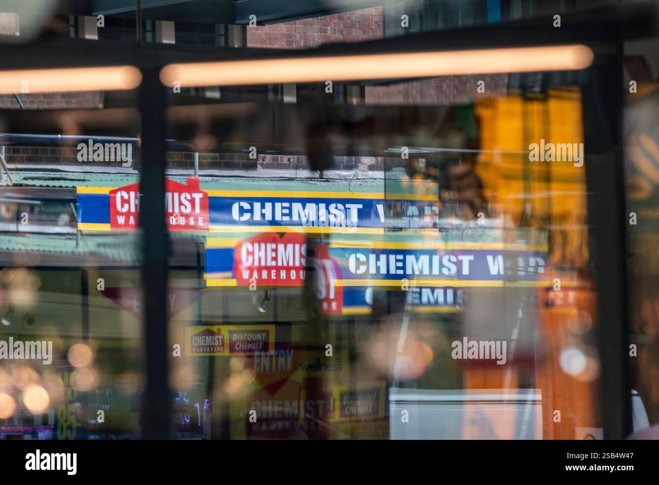Il logo aziendale o il marchio di Chemist Warehouse, una grande azienda farmaceutica al dettaglio in Australia Foto Stock