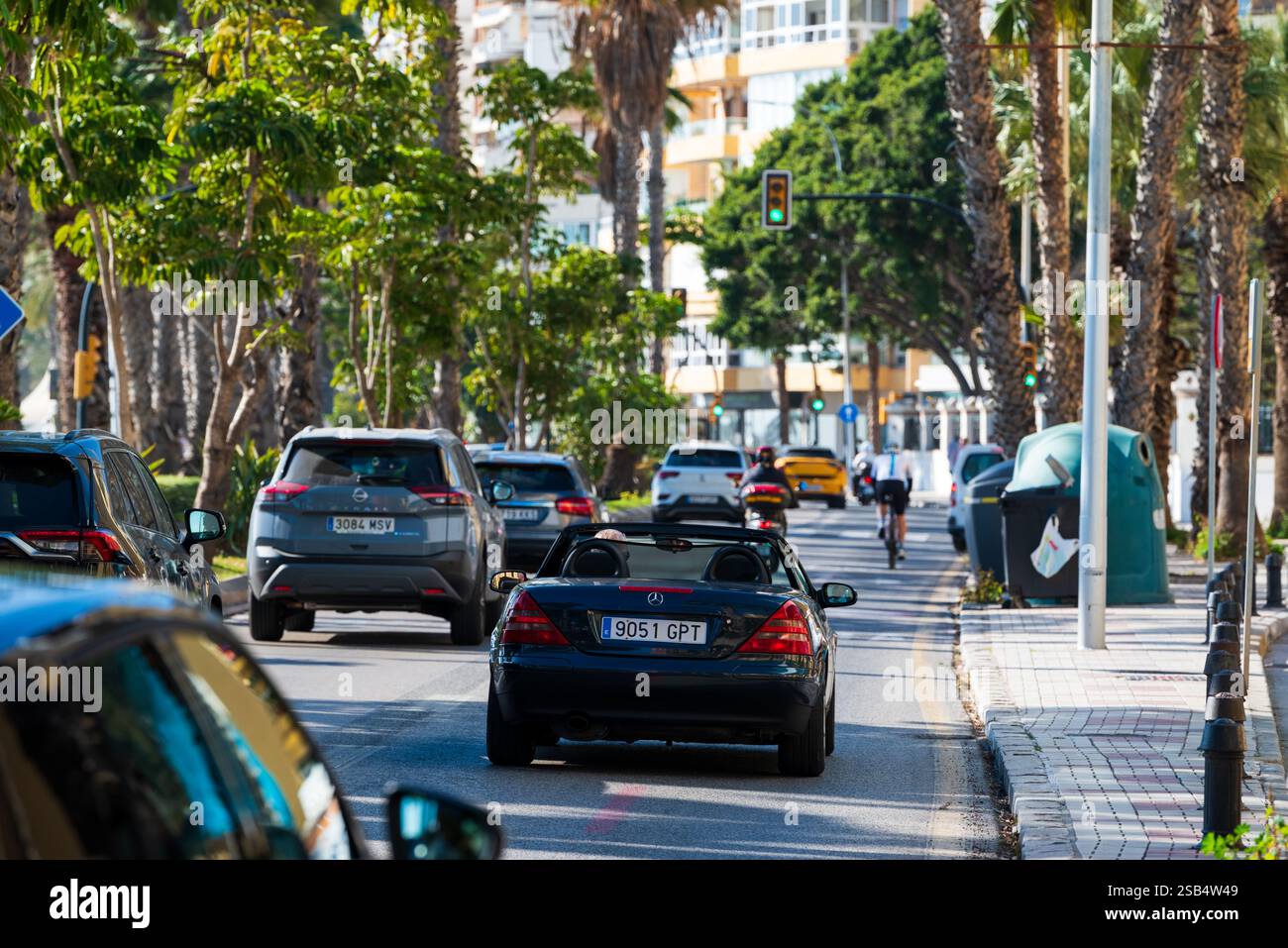 Malaga, Spagna, 29 dicembre 2024 traffico su una trafficata via Paseo de los Curas Foto Stock