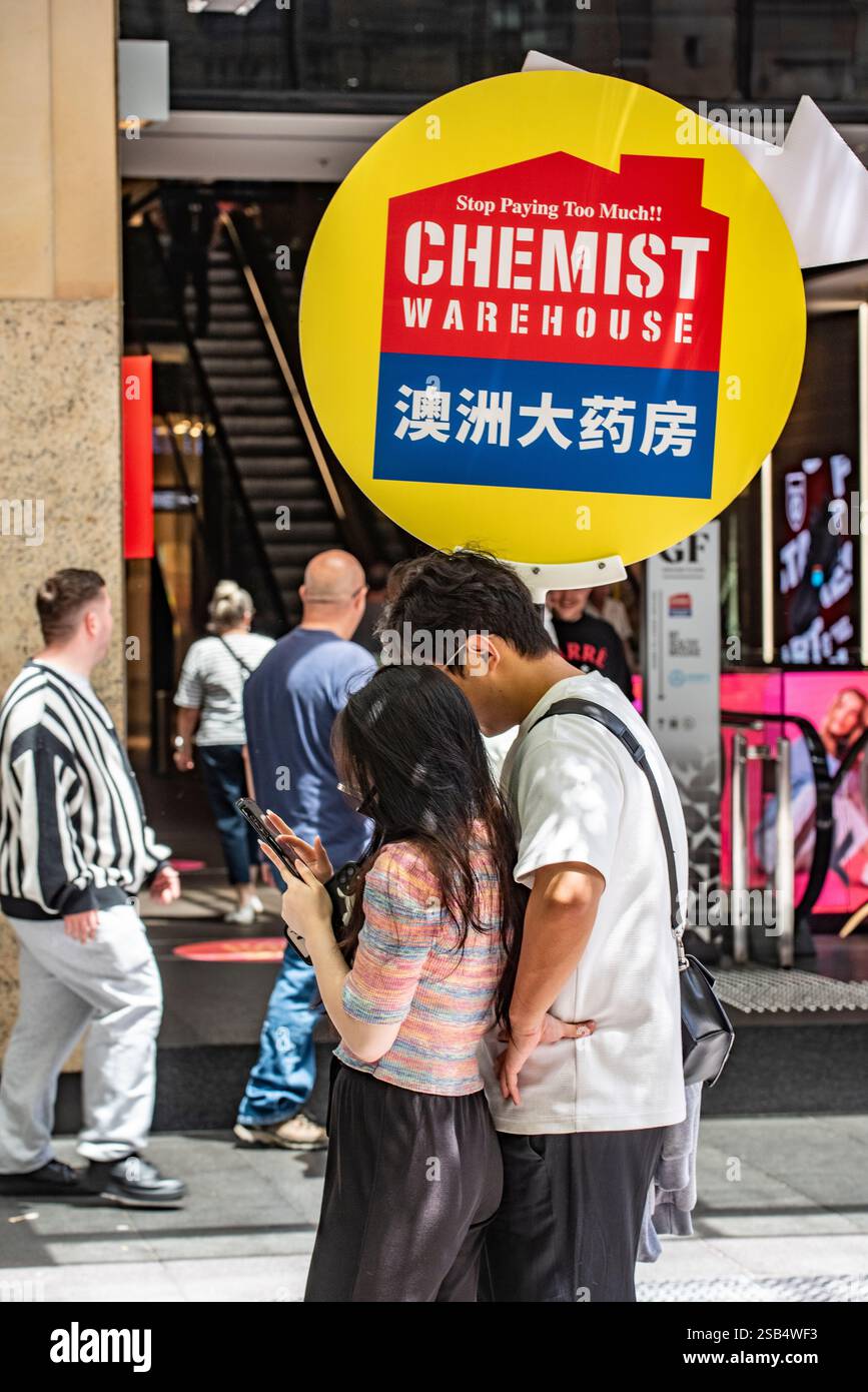 Il logo aziendale o il marchio di Chemist Warehouse, una grande azienda farmaceutica al dettaglio in Australia Foto Stock
