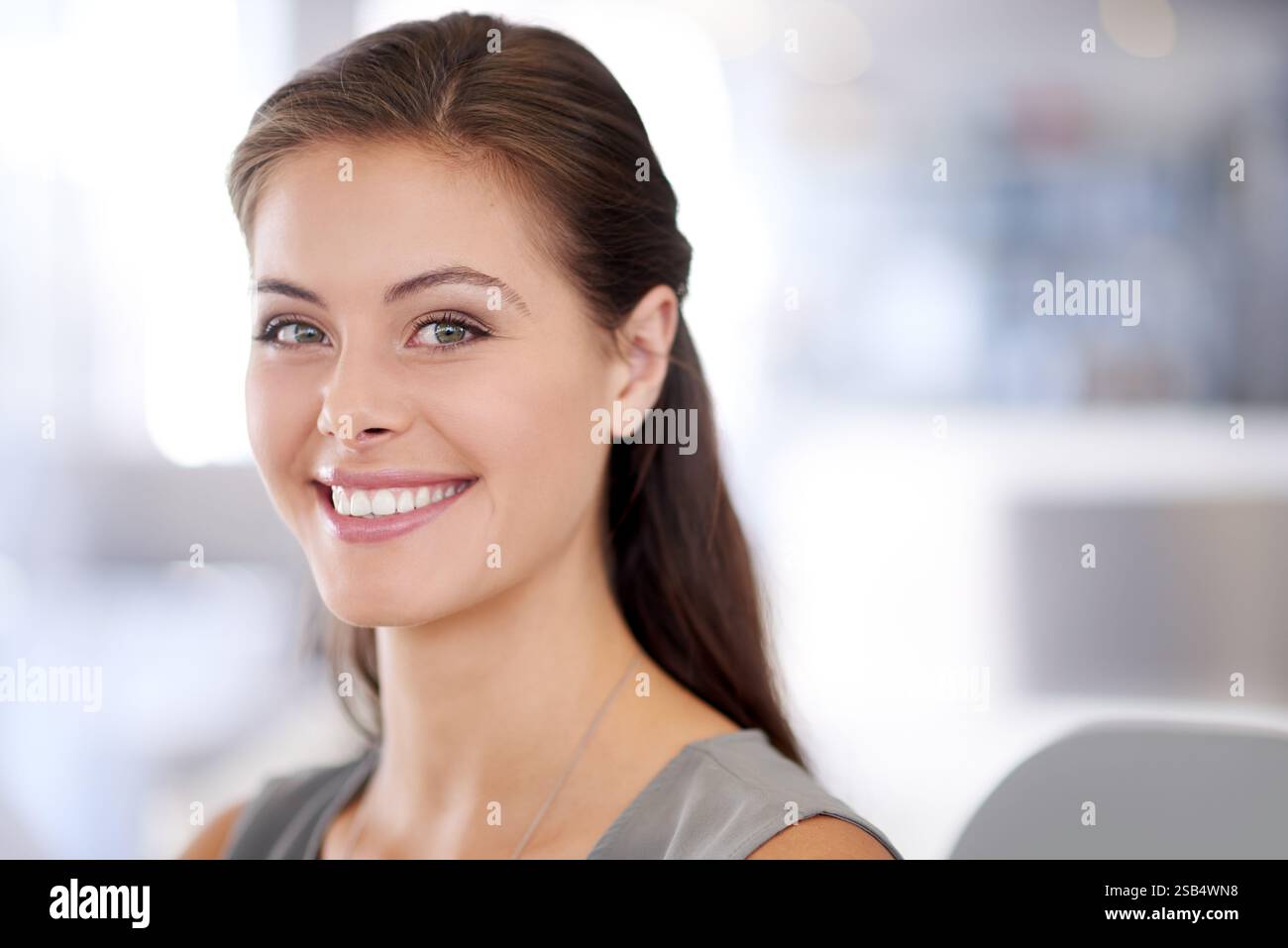 Ritratto, calma e donna in carica, imprenditore e giornalista con una crescita professionale nel business e felice. Agenzia creativa, spazio e persona con sorriso Foto Stock