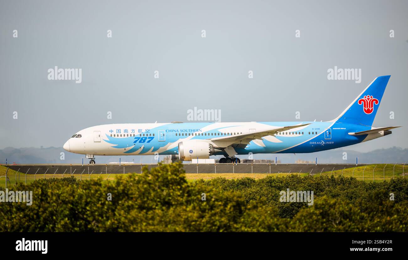 Auckland, nuova Zelanda – 1 febbraio 2025: China Southern Airlines B209E Boeing 787-9 Dreamliner decollo dall'aeroporto internazionale di Auckland. Foto Stock