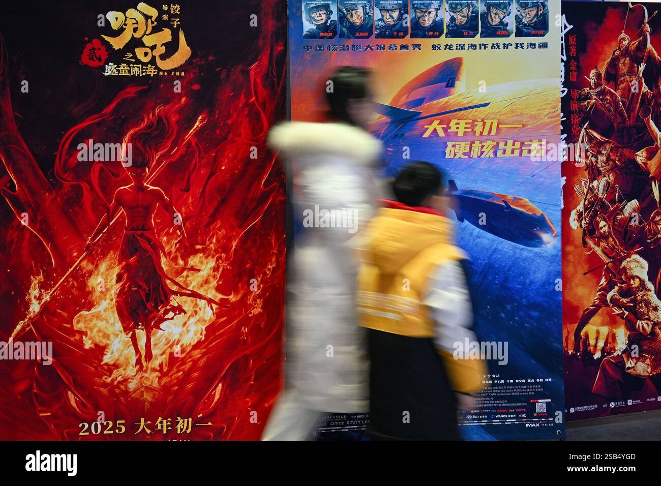 I cittadini guardano un poster di un film di Capodanno lunare cinese in un cinema di Nantong, nella provincia di Jiangsu, nella Cina orientale, 1 febbraio 2025. Foto Stock