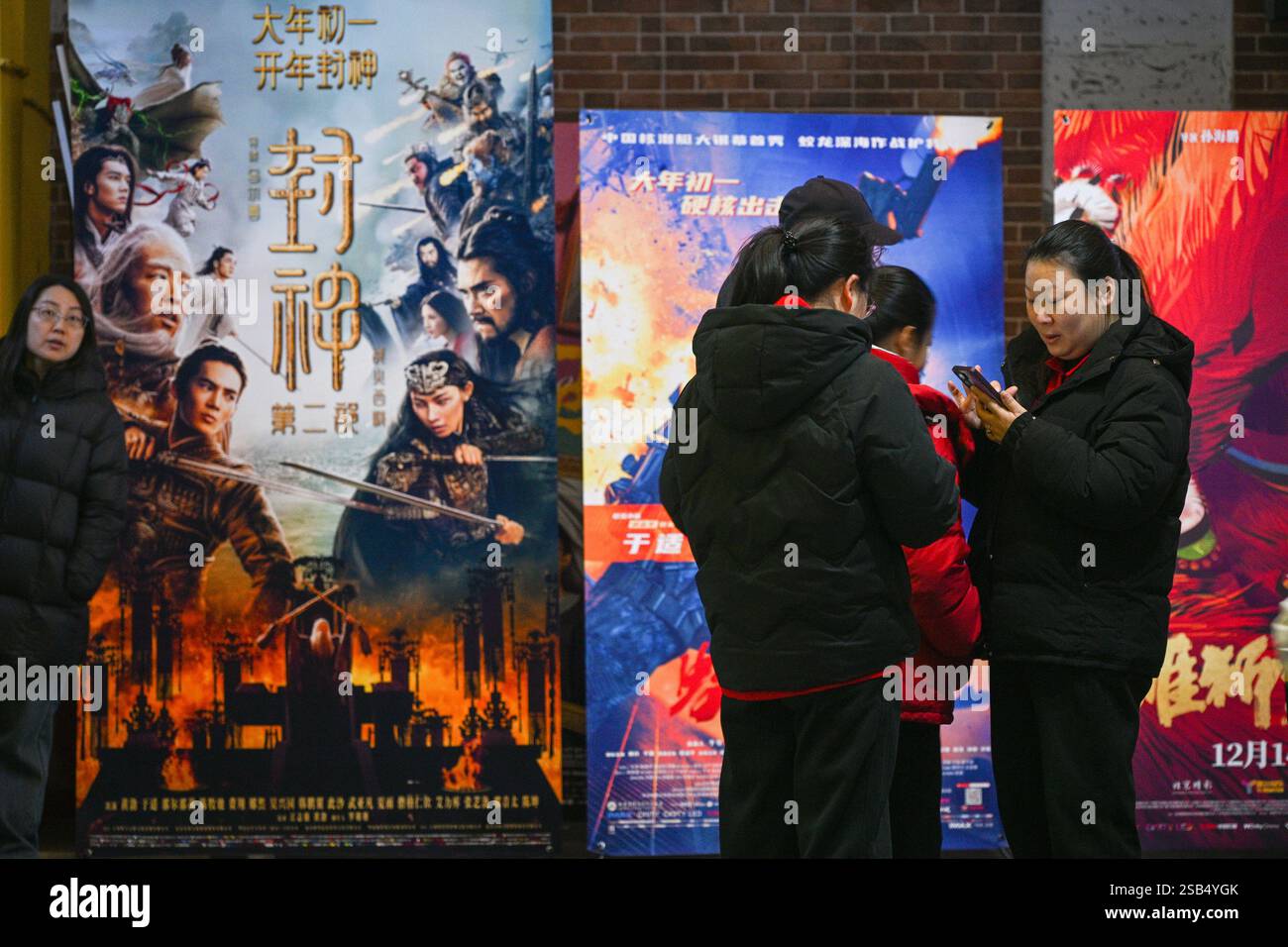 I cittadini guardano un poster di un film di Capodanno lunare cinese in un cinema di Nantong, nella provincia di Jiangsu, nella Cina orientale, 1 febbraio 2025. Foto Stock