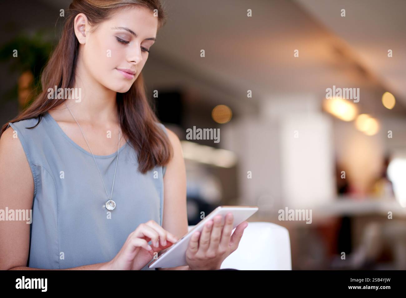 Coordinatrice di eventi aziendali, tablet e donne presso la sede per l'agenda, la pianificazione online o il programma. Calendario, Internet e ricerca con un consulente o. Foto Stock