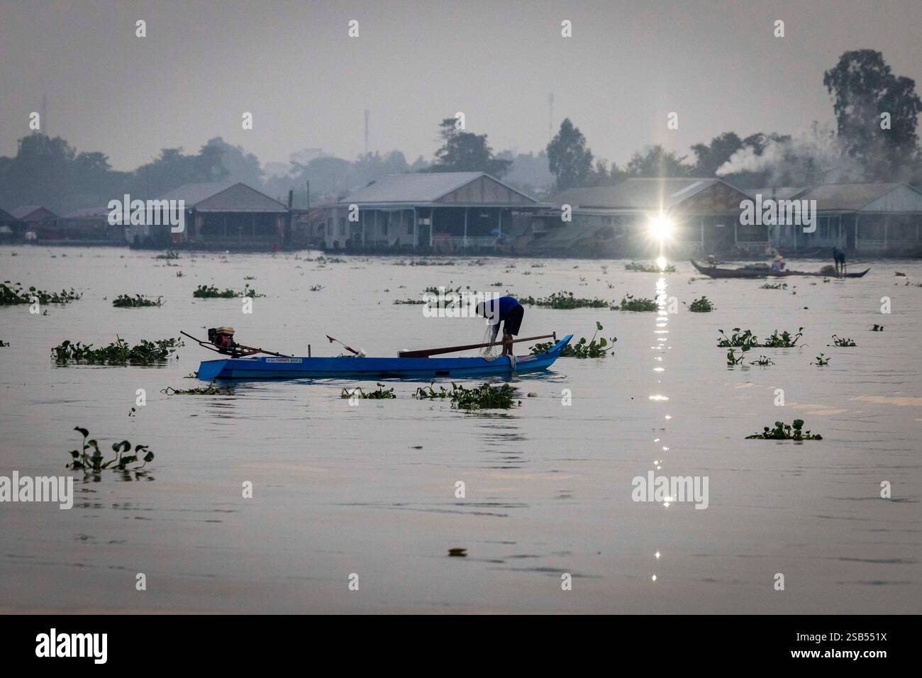 Pescatori sul fiume Mekong vicino a Chau Doc in Vietnam. Ospita molti khmer, Cham e cinesi vicino al confine cambogiano. Foto Stock