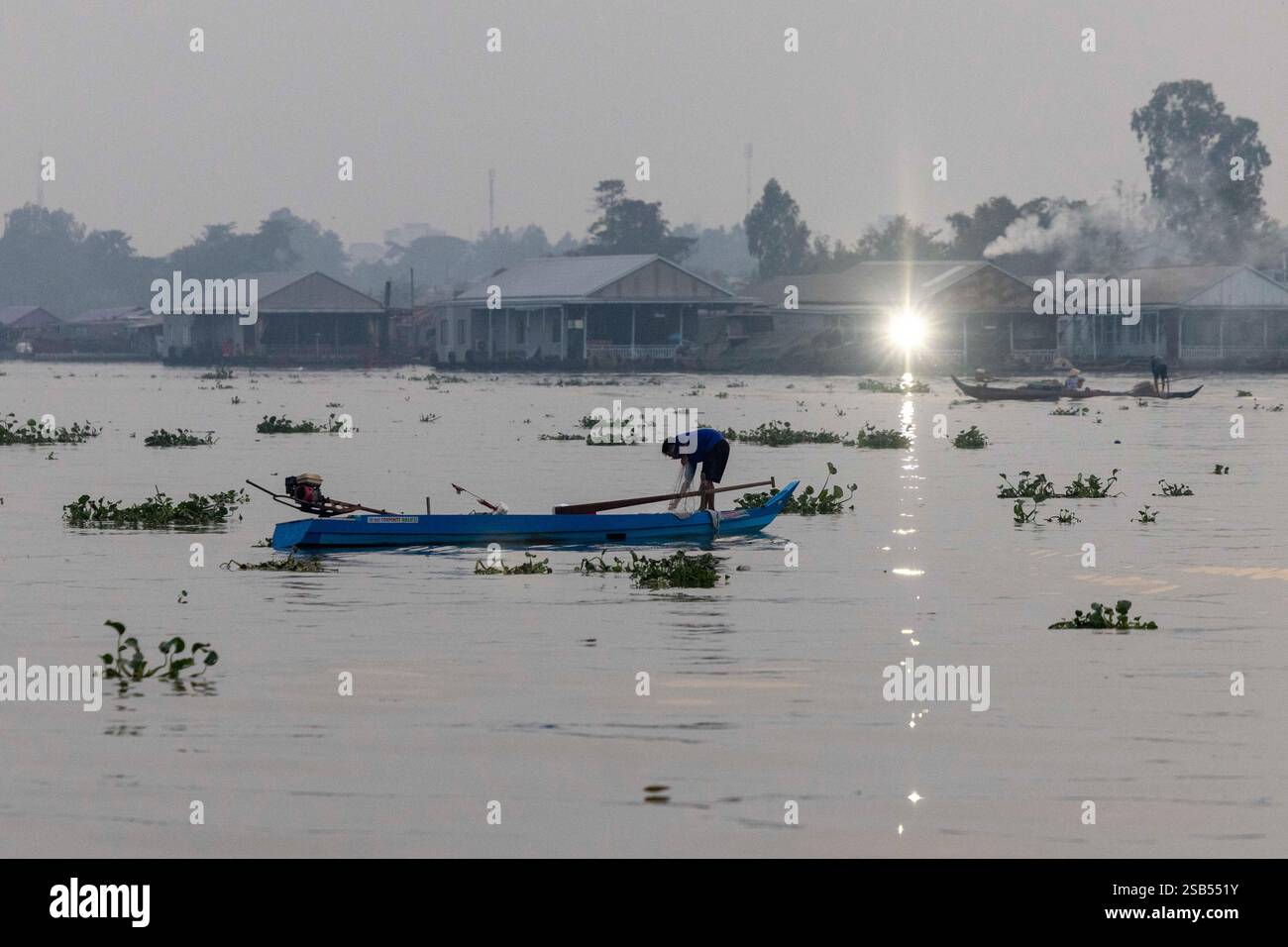 Pescatori sul fiume Mekong vicino a Chau Doc in Vietnam. Ospita molti khmer, Cham e cinesi vicino al confine cambogiano. Foto Stock