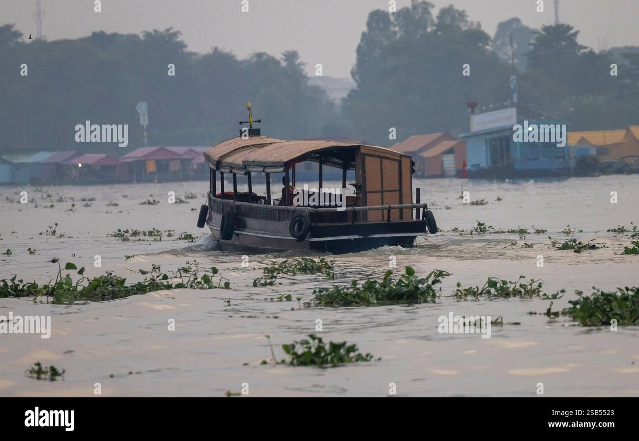 Pescatori sul fiume Mekong vicino a Chau Doc in Vietnam. Ospita molti khmer, Cham e cinesi vicino al confine cambogiano. Foto Stock