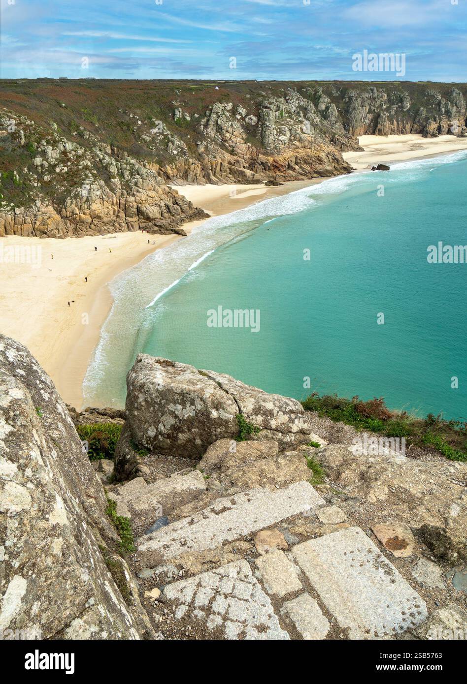 Da sinistra a destra, le splendide spiagge sabbiose di Porthcurno, Percella Cove e Pedn Vounder, viste dalla cima dei gradini fino a Minack Point, Cornovaglia, Inghilterra, Regno Unito Foto Stock