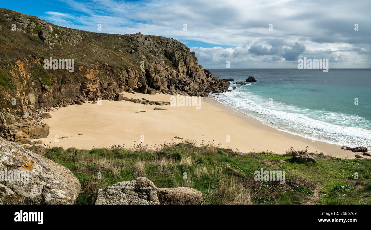 Bellissima spiaggia di sabbia, piccola e deserta, Porth Chapel sulla costa meridionale della Cornovaglia vicino a Porthcurno in un giorno di settembre soleggiato, Cornovaglia, Inghilterra, Regno Unito Foto Stock