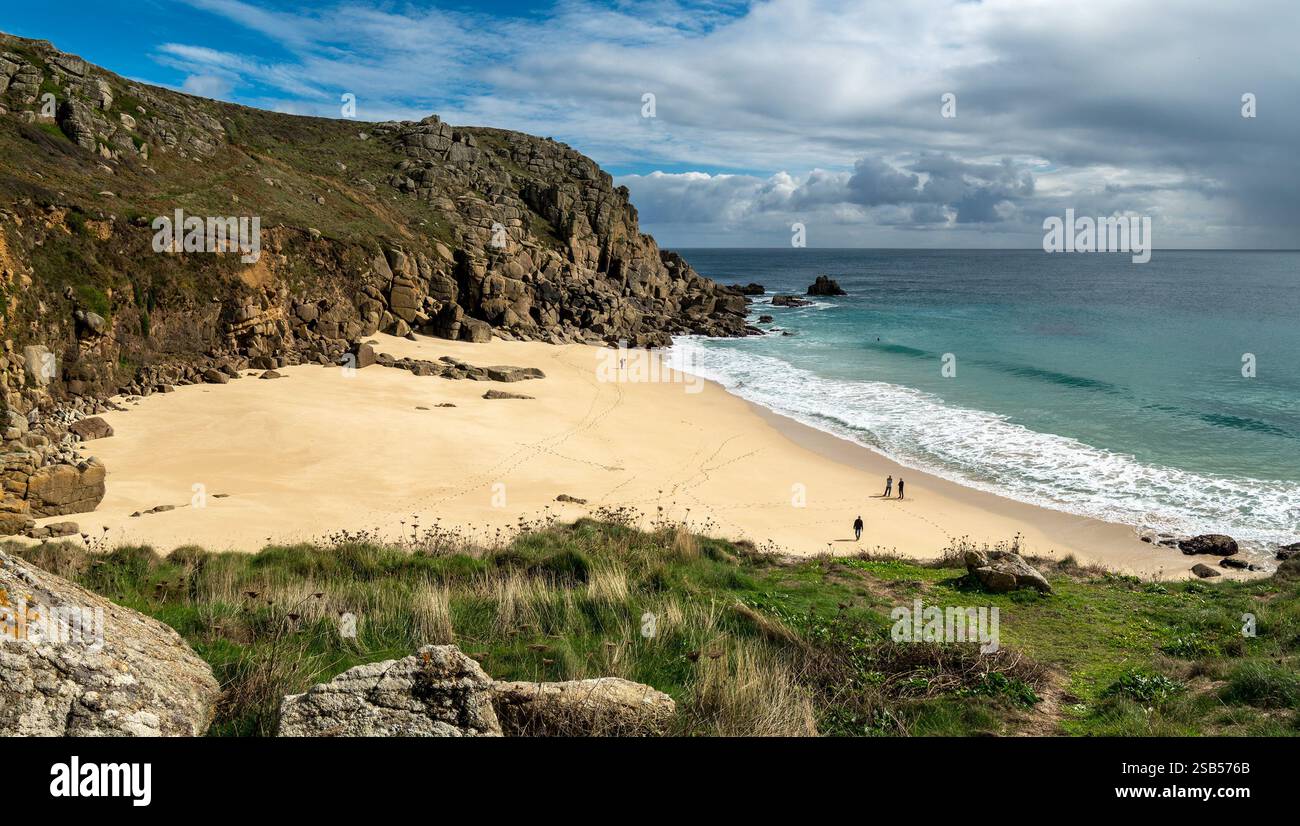 Bella, piccola, tranquilla e sabbiosa spiaggia di Porth Chapel sulla costa meridionale della Cornovaglia vicino a Porthcurno in un giorno di settembre soleggiato, Cornovaglia, Inghilterra, Regno Unito Foto Stock