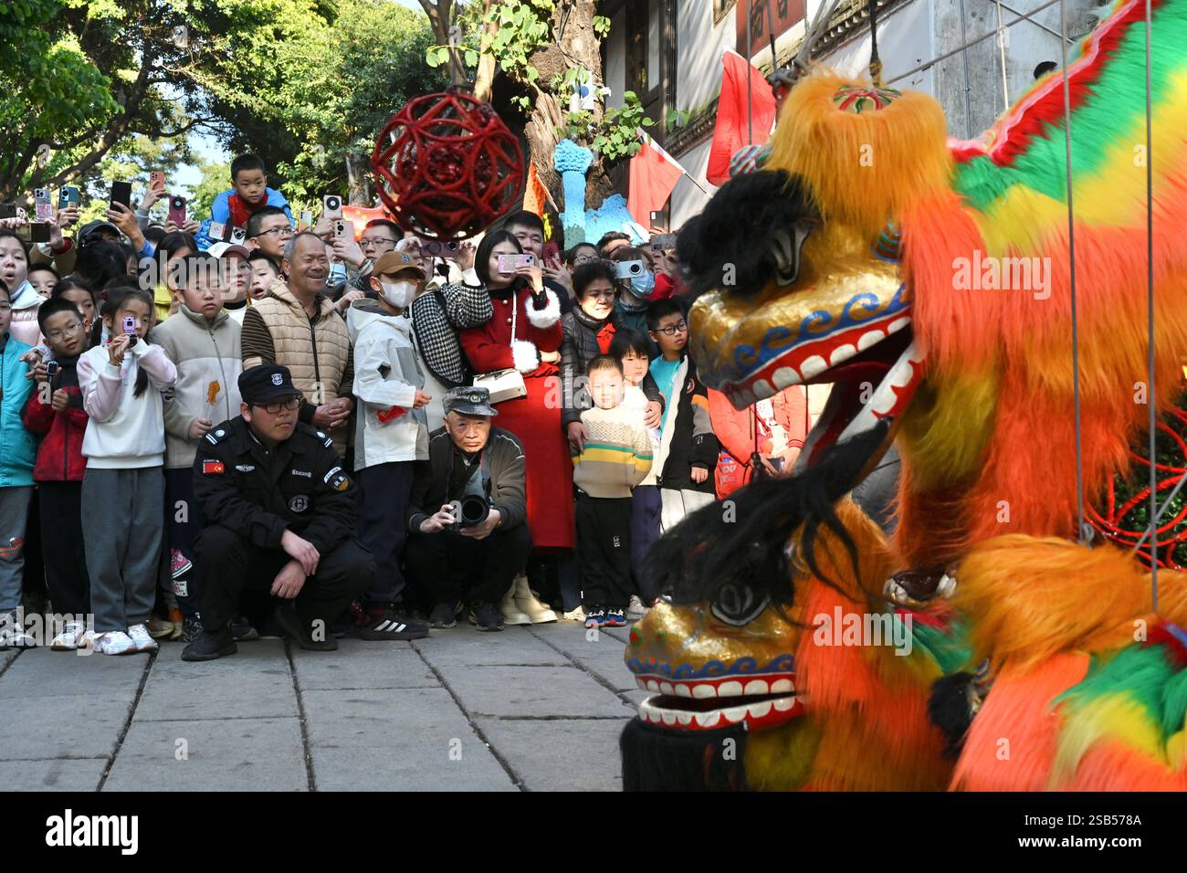 (250201) -- FUZHOU, 1 febbraio 2025 (Xinhua) -- le persone guardano uno spettacolo di danza del leone d'archi a Fuzhou, nella provincia di Fujian, nel sud-est della Cina, 30 gennaio 2025. Durante il Capodanno cinese, o il Festival di primavera, un gruppo di giovani membri della squadra di danza del leone d'archi della città di Huotong, Ningde, nella provincia del Fujian, ha messo in scena una splendida performance a Fuzhou. La danza del leone d'archi di Huotong, caratterizzata dal controllo dei burattini di leone con gli archi, è un'arte popolare unica a Ningde, che è stata elencata come la prima partita di patrimonio culturale immateriale nazionale nel 2006. (Xinhua/Jiang Kehong) Foto Stock