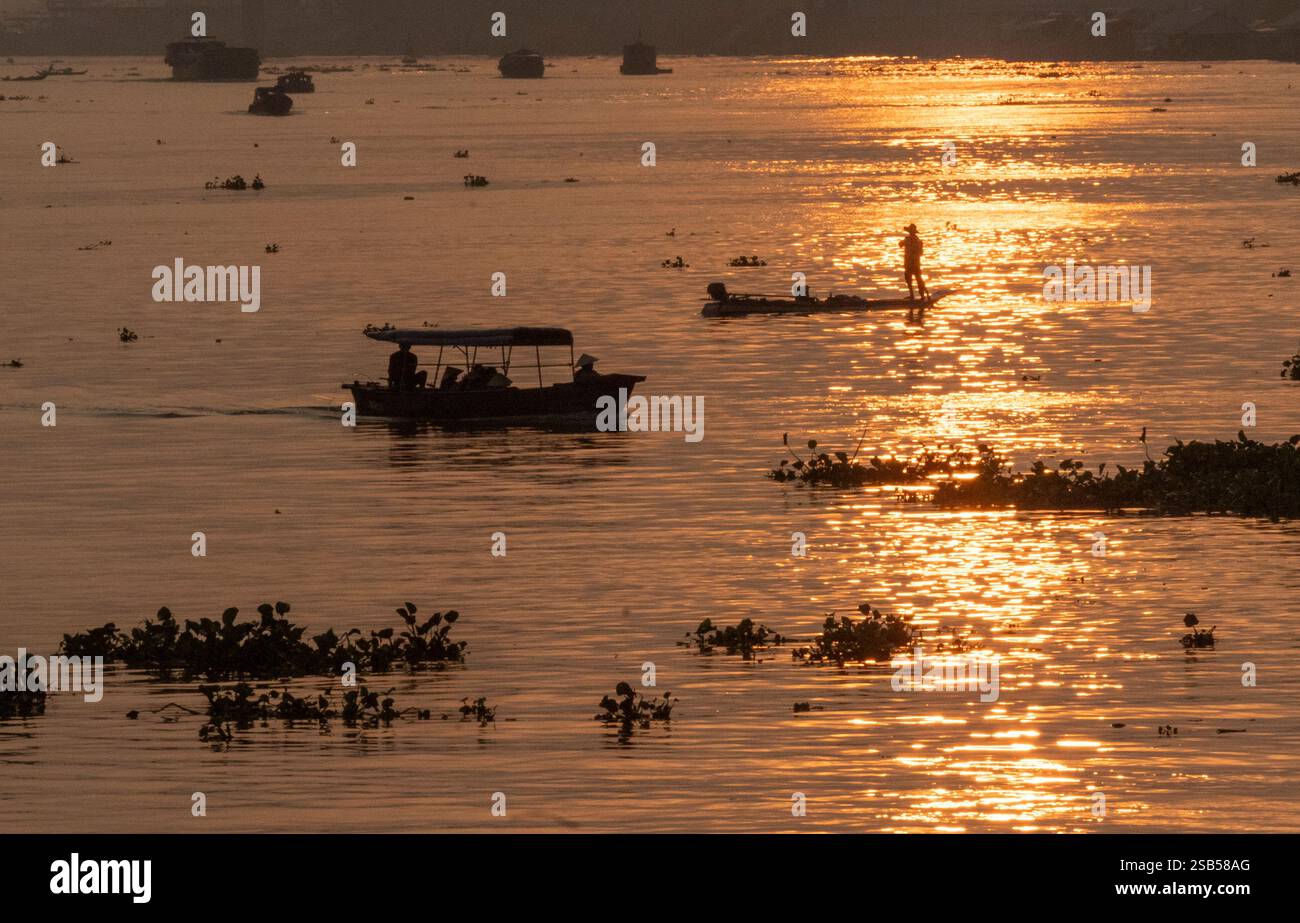 Pescatori sul fiume Mekong vicino a Chau Doc in Vietnam. Ospita molti khmer, Cham e cinesi vicino al confine cambogiano. Foto Stock